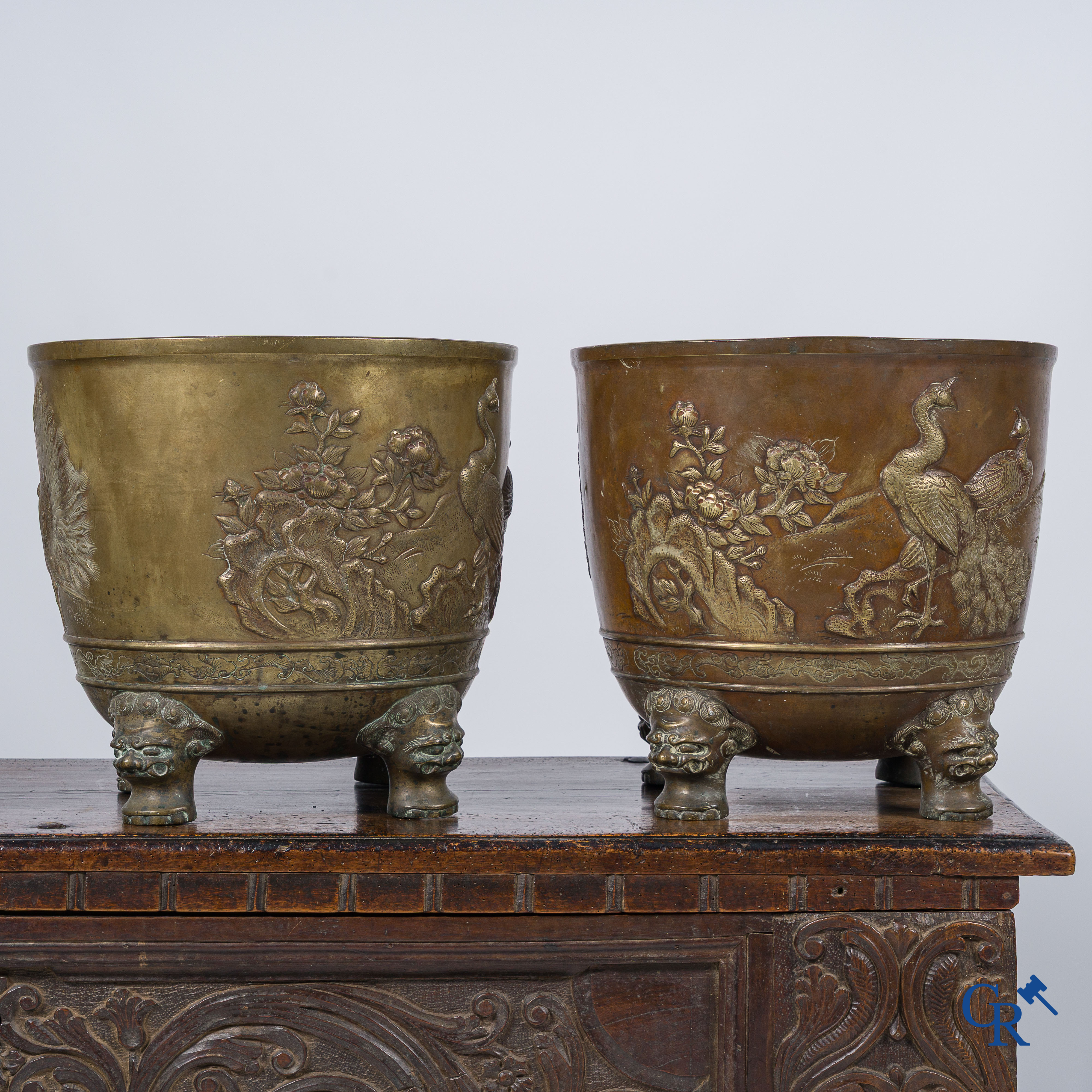 Aziatica. Japan. 2 grote Japanse bronzen cache-pots of jardinières. Decor van pauwen. 19e eeuw.