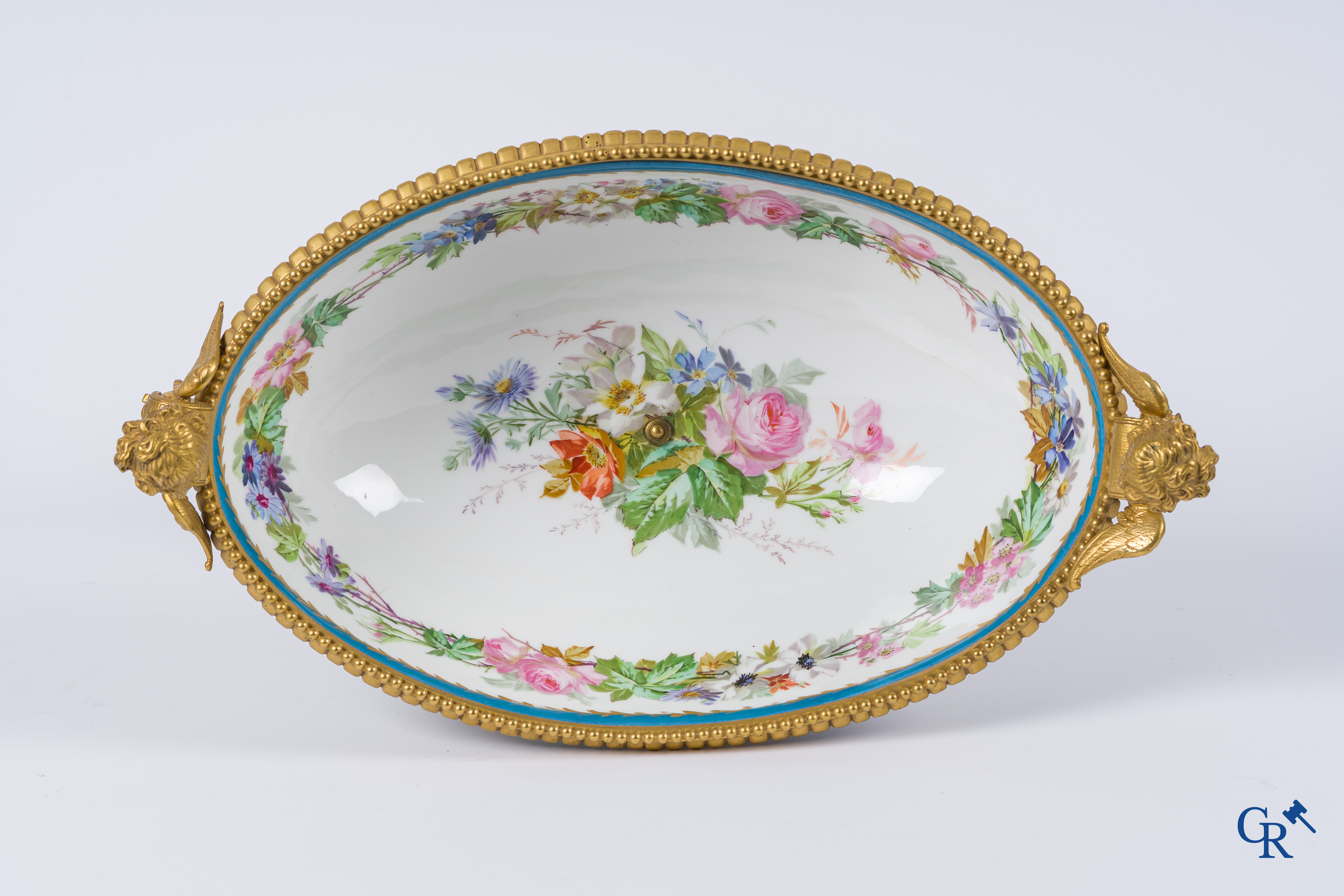 Sèvres. Imposante milieu de table in Sèvres porselein met vergulde bronzen monturen. LXVI-stijl, circa 1900.