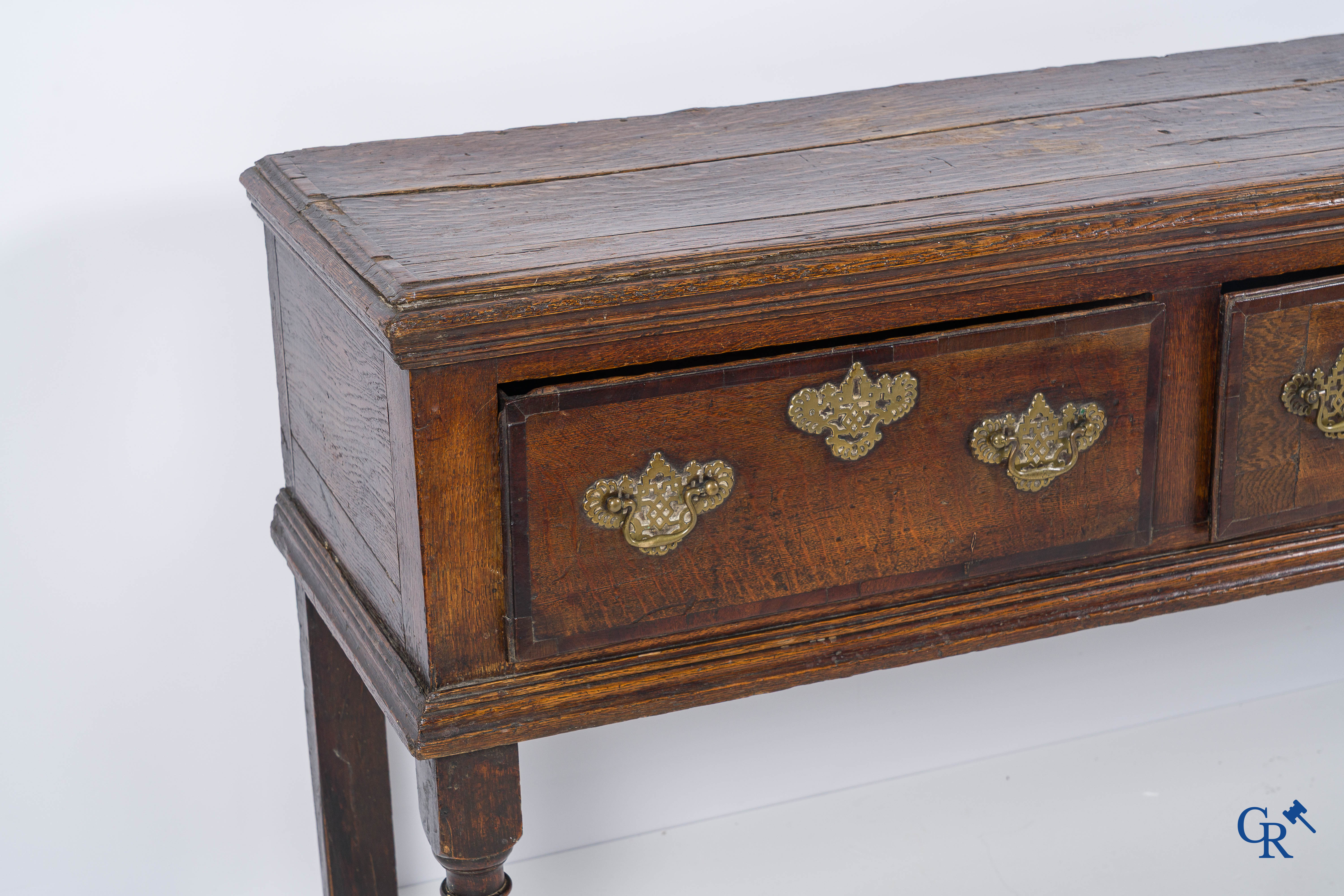 Meubilair. Antieke Engelse eiken dressoir of sideboard met 3 laden. Engeland, circa 1740.