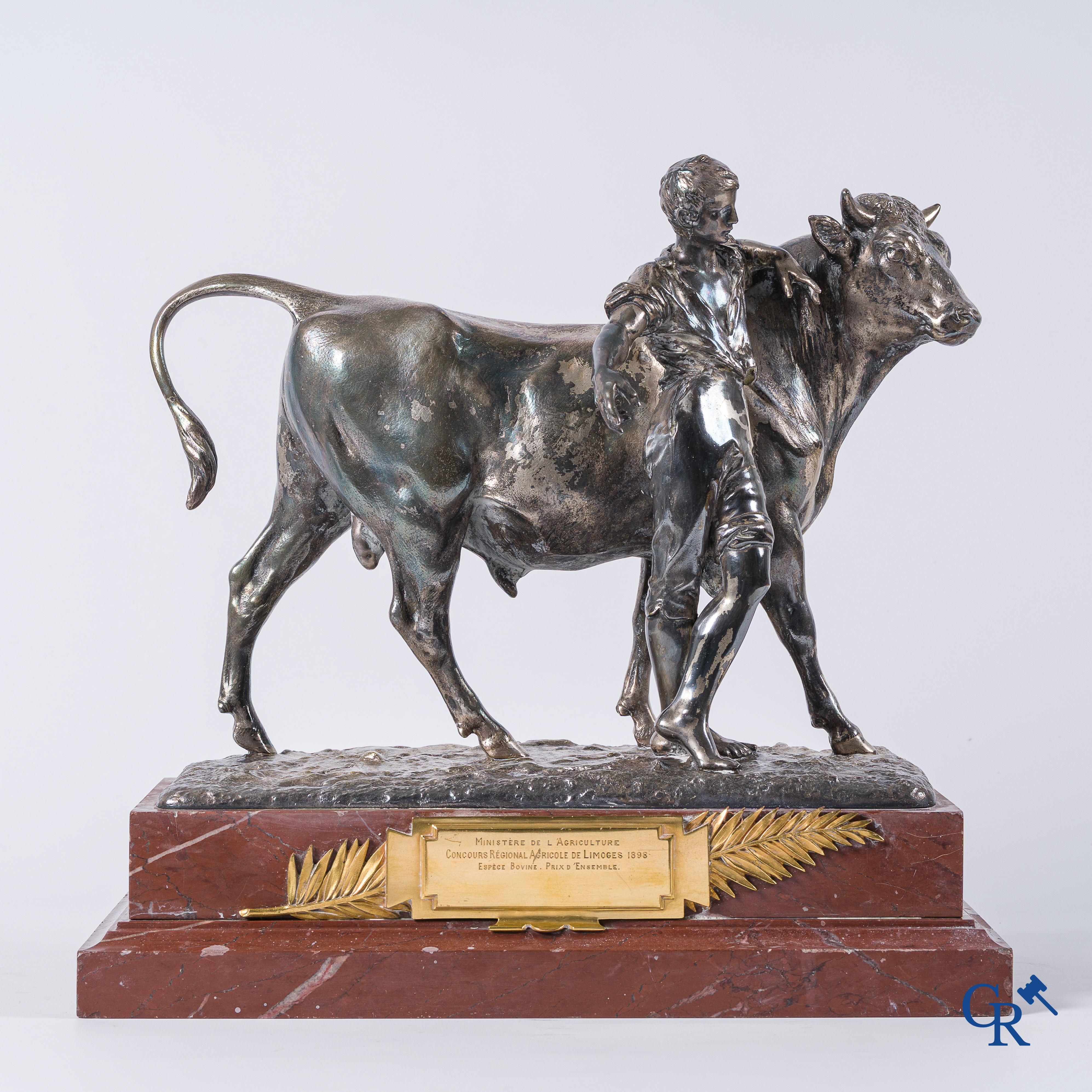 Christofle & Cie. Verzilverde voorstelling van een veehouder met een rund. Gesigneerd en genummerd. Eind 19e eeuw.