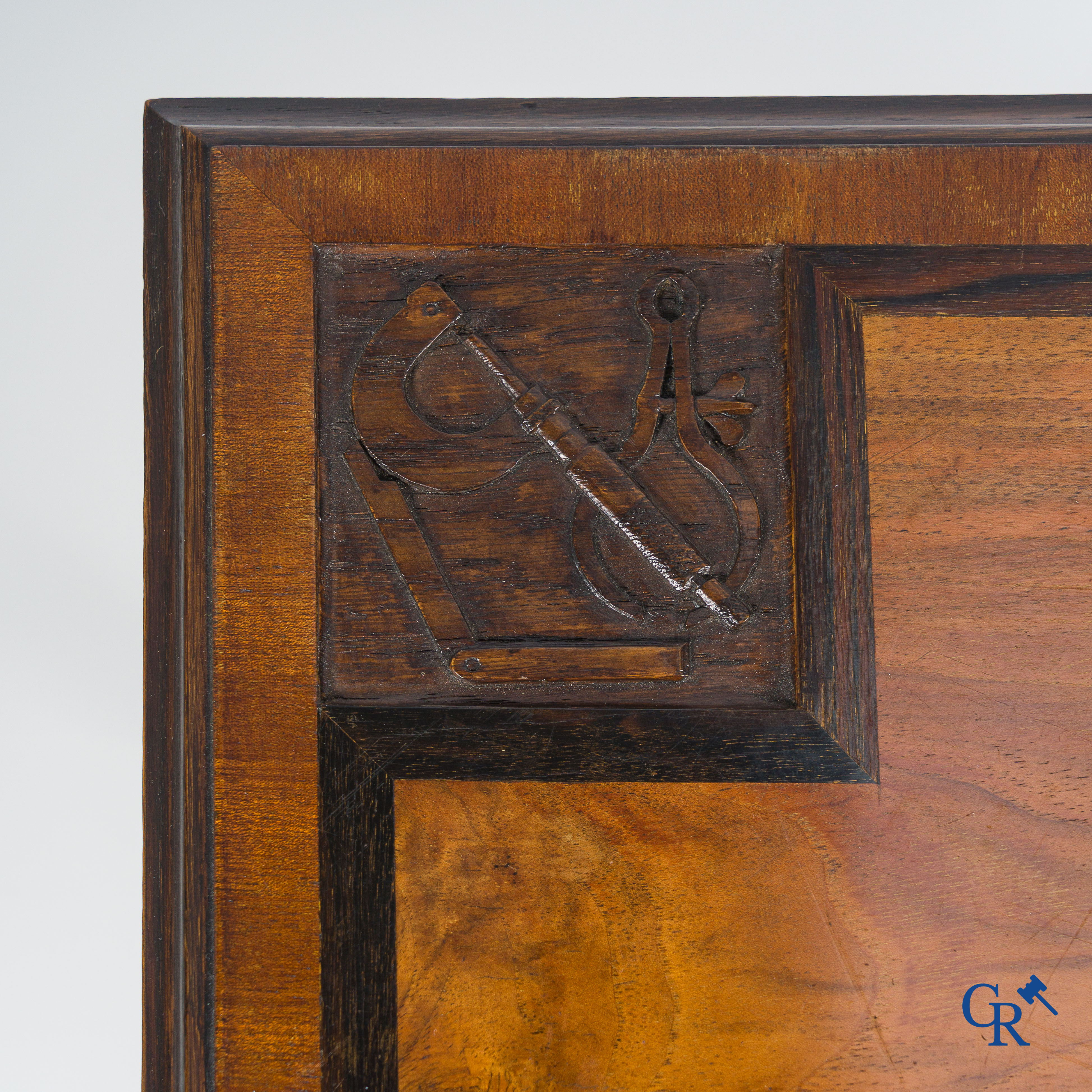 Picanol, Ieper. Uitzonderlijke tafel met taferelen van weefgetouwen, ambachten en wapenschilden. Augustus 1946.