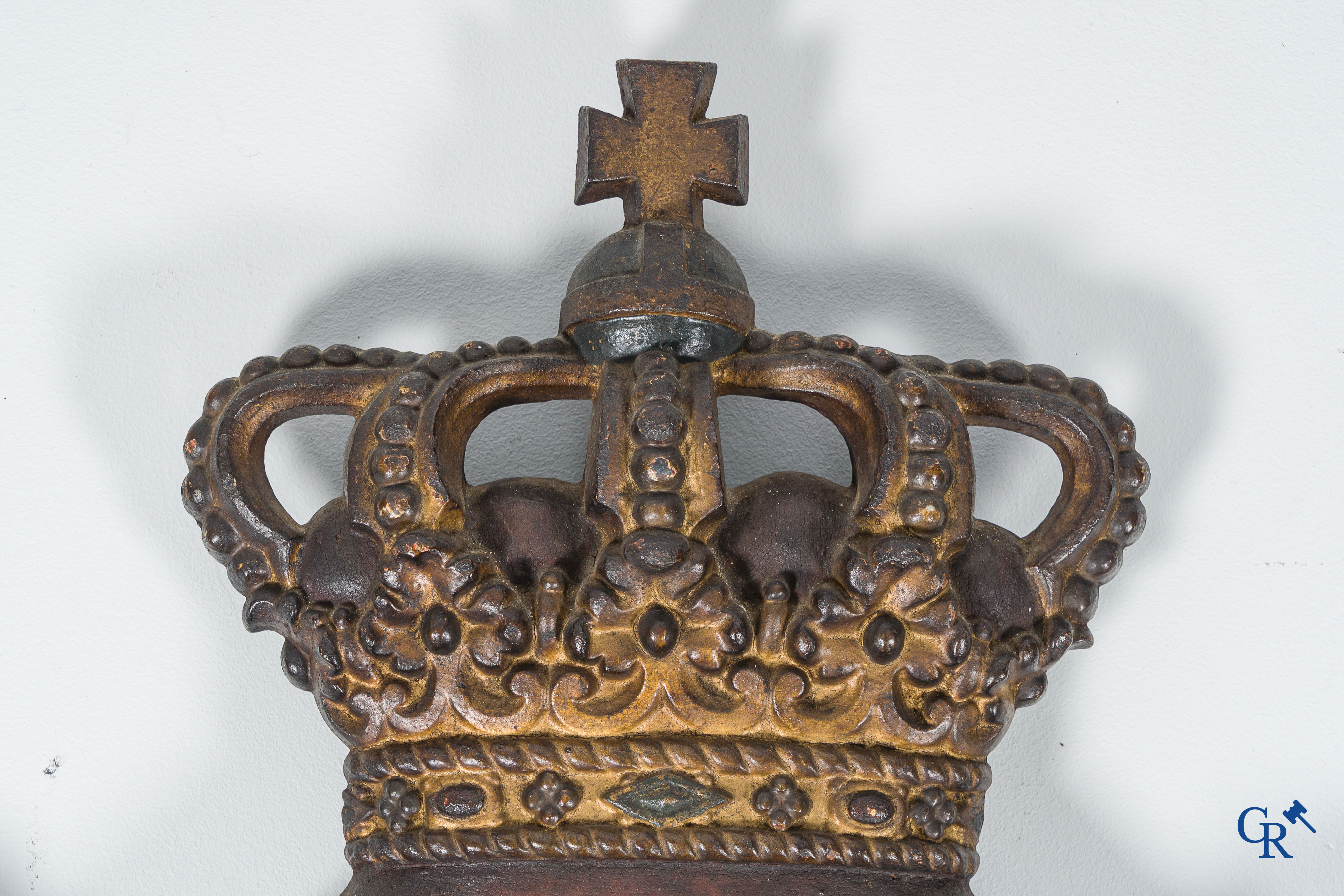 Uitzonderlijk Koninklijk Wapenschild in verguld en gepolychromeerd gietijzer. Nederland 19 de eeuw.