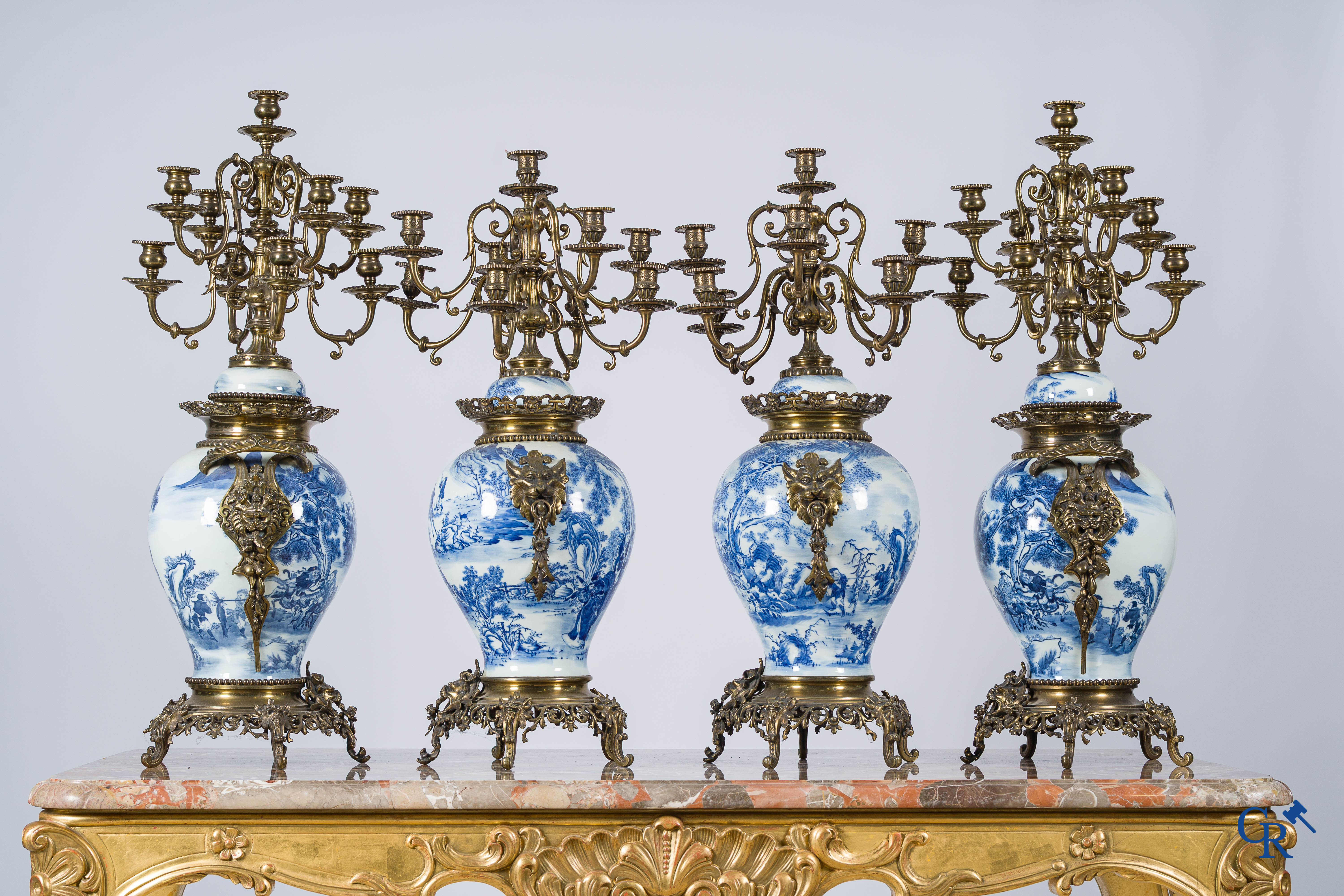 Aziatica. Chinees porselein. Imposante 5-delige schouwgarnituur in Chinees blauw wit porselein en brons.