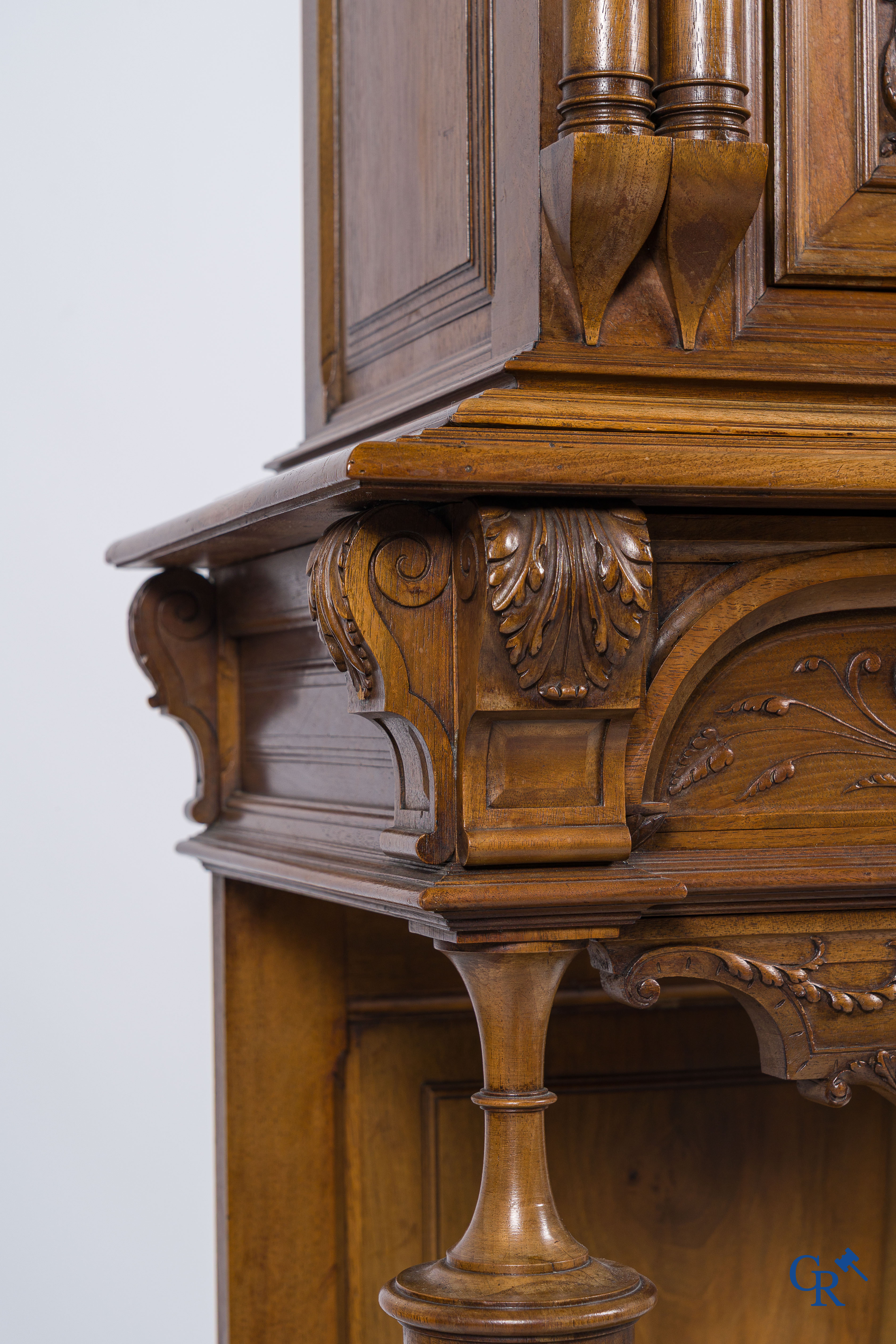 Meubilair. Fijn gesculpteerd meubel in notelaar met wapenschilden en maskers. Neo Renaissance stijl. Eind 19e eeuw.