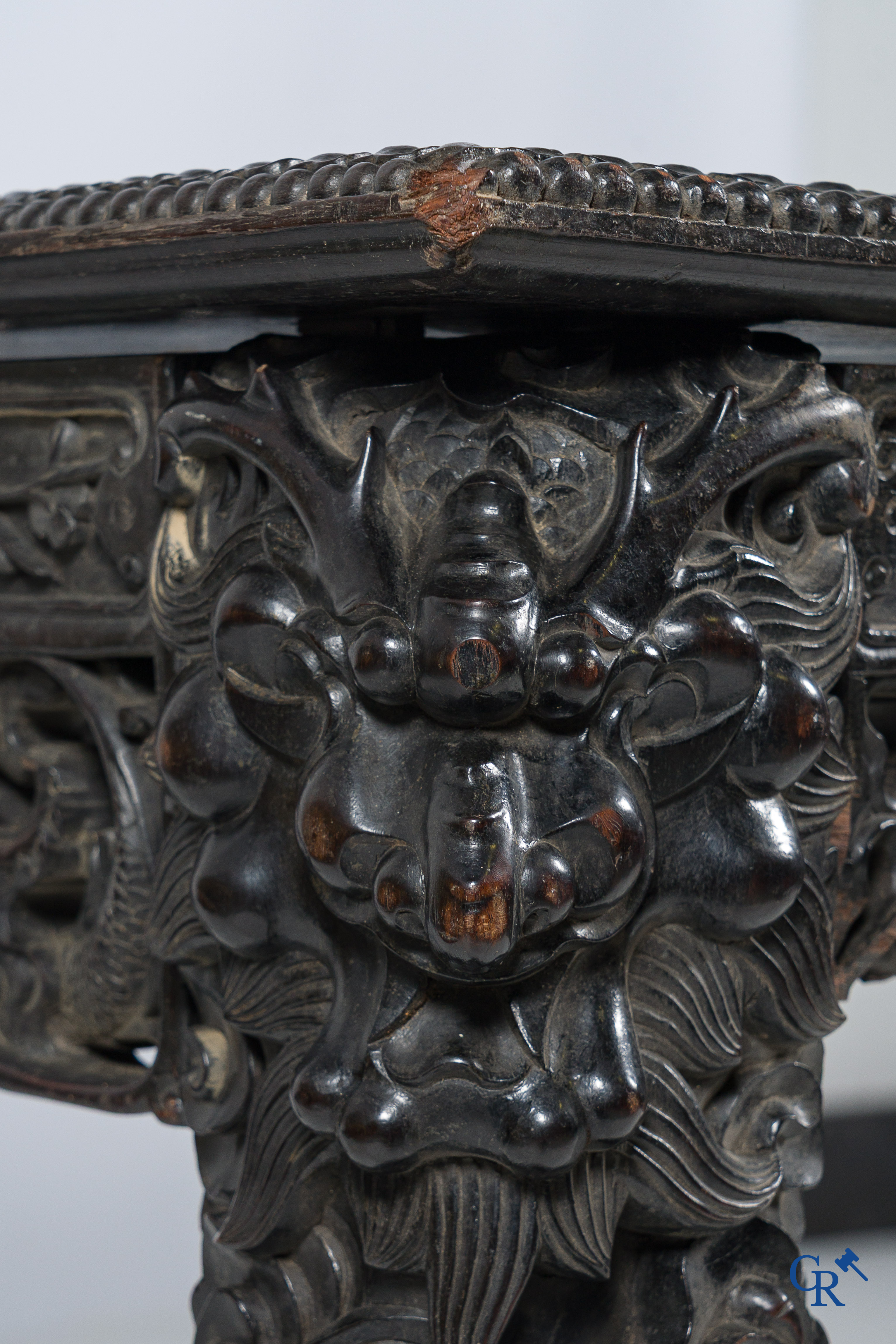 Aziatica. China. Imposante gesculpteerde Hongmu draken tafel. Qing Dynastie.