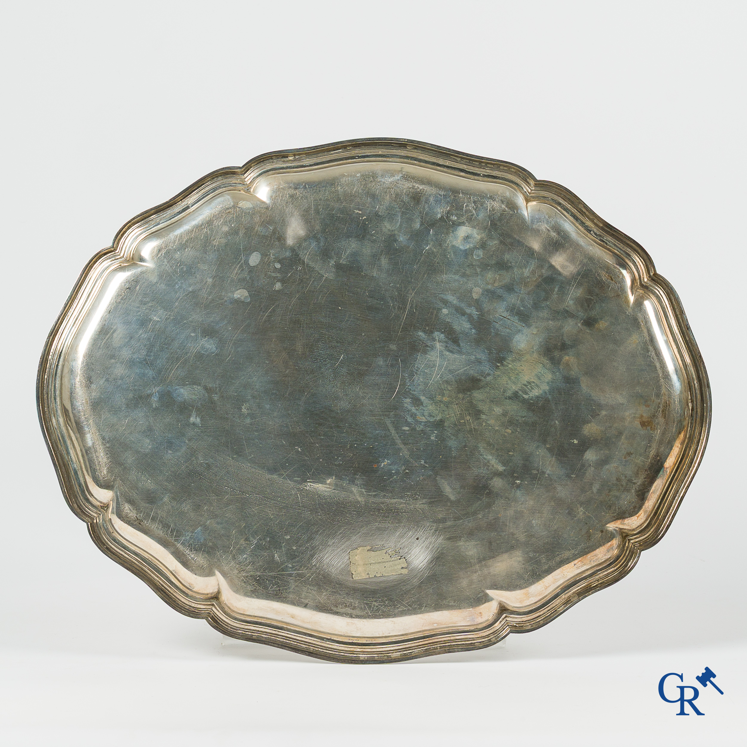 Zilver. Grote gelobde serveer schotel in zilver 800°/00.