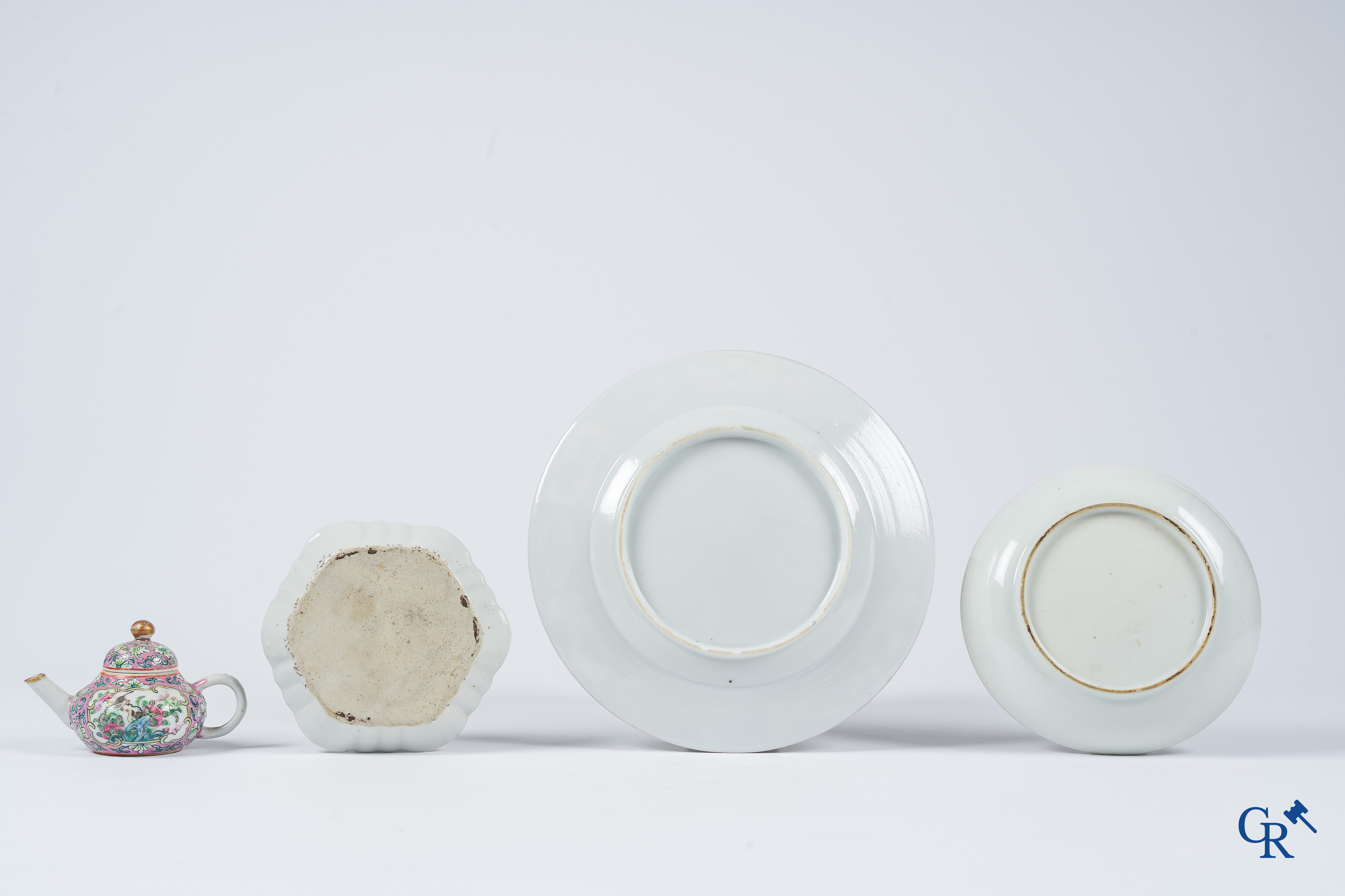 Aziatica. Een octagonale en een diepe schotel met Mandarijn decor en een 19e eeuwse theekan en bord.