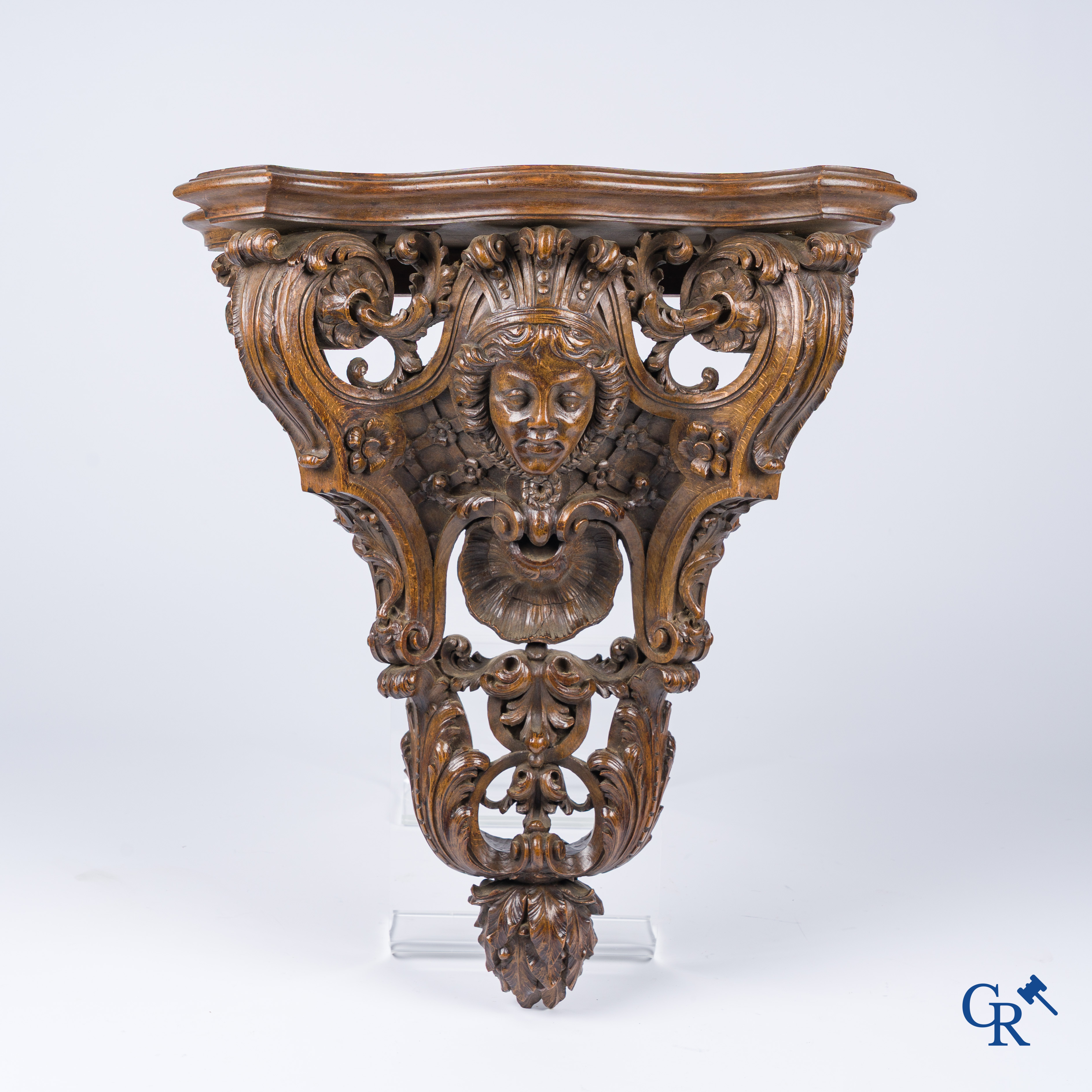 Een rijkelijk gesculpteerde Renaissance-stijl muurconsole in notelaar. 19e eeuw.
