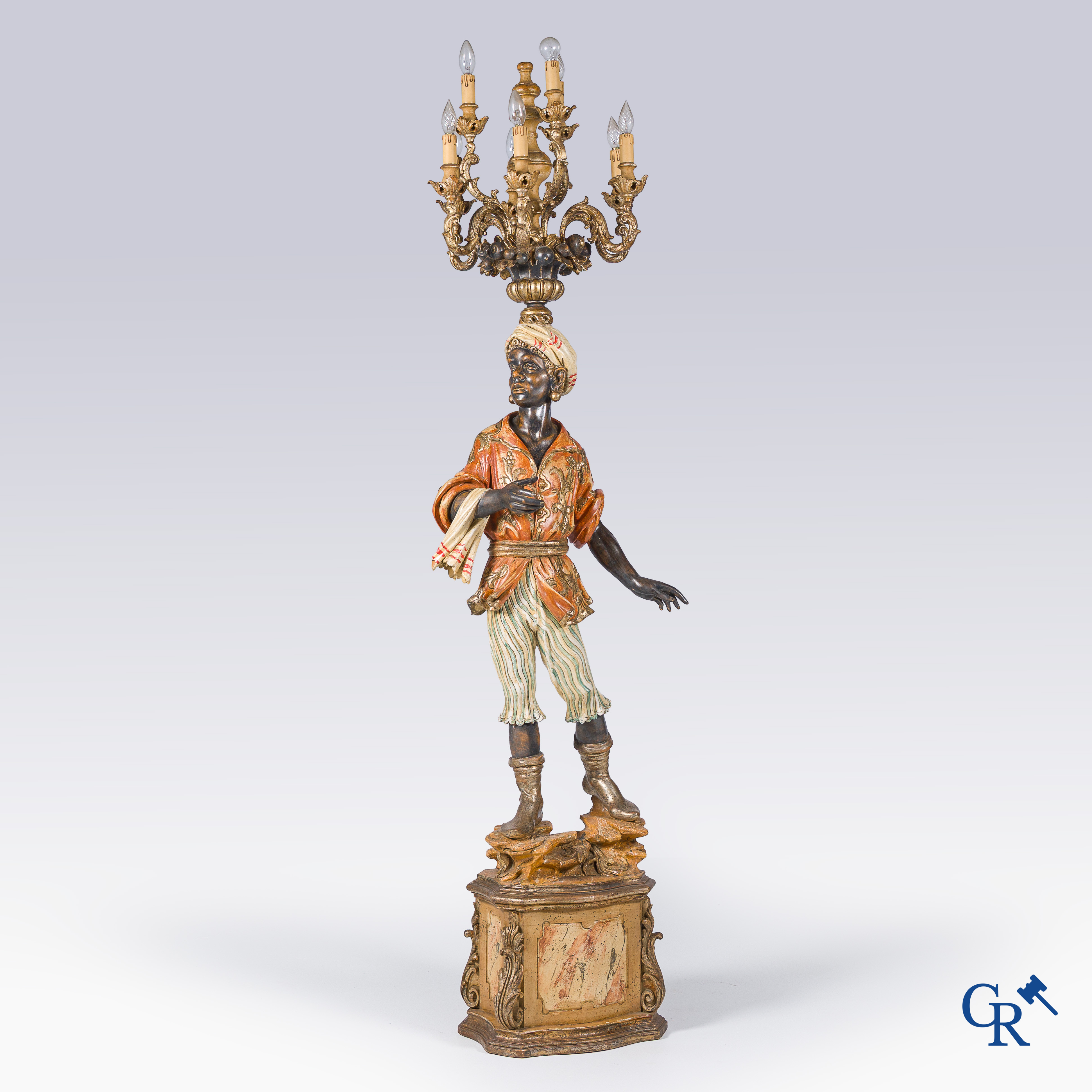Hout gesculpteerde en gepolychromeerde staande Moor dienend als lamp. Italiaans werk, 20ste eeuw.