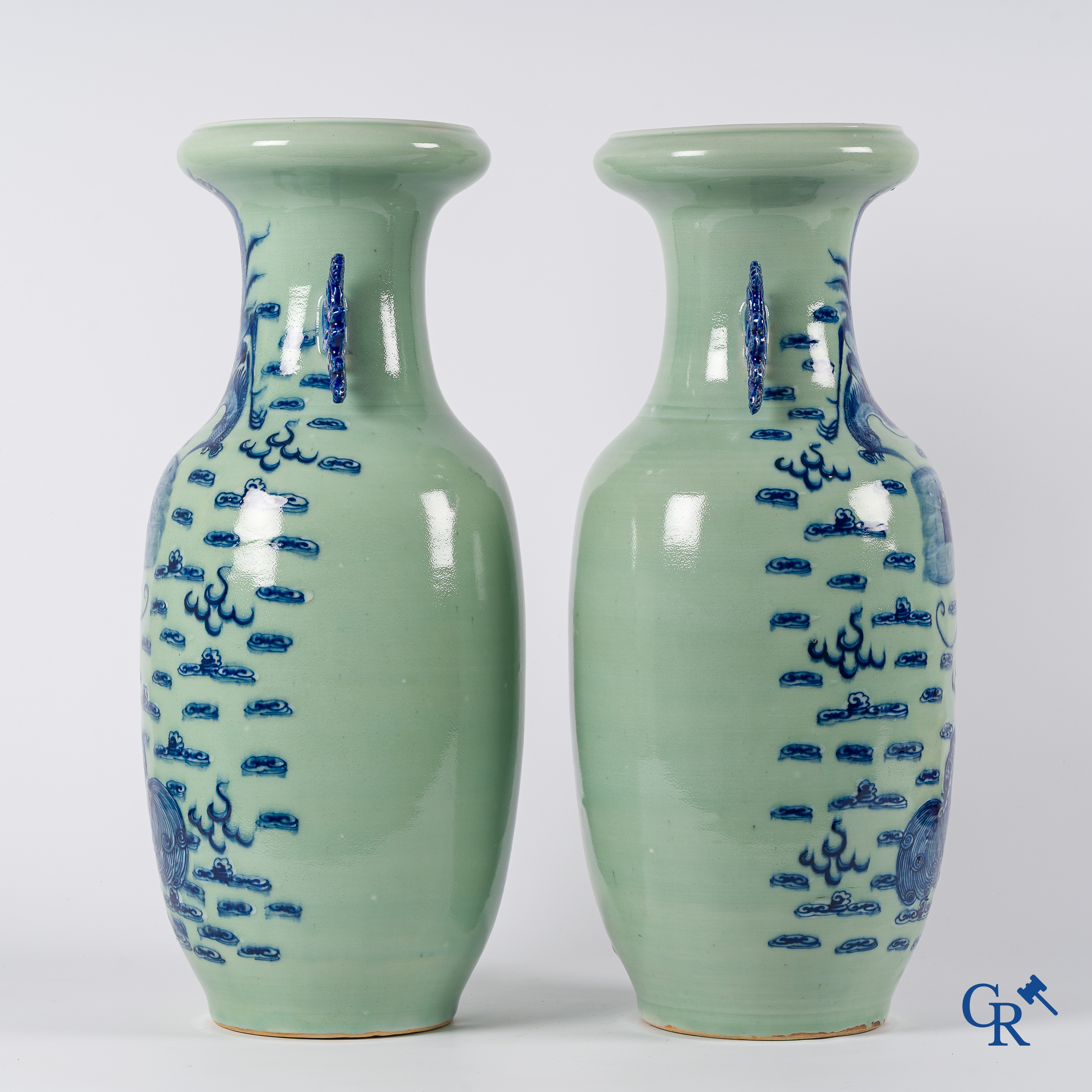 Aziatica. Chinees porselein. Paar celadon vazen met drakendecor en een feniks. China, eind 19e eeuw.