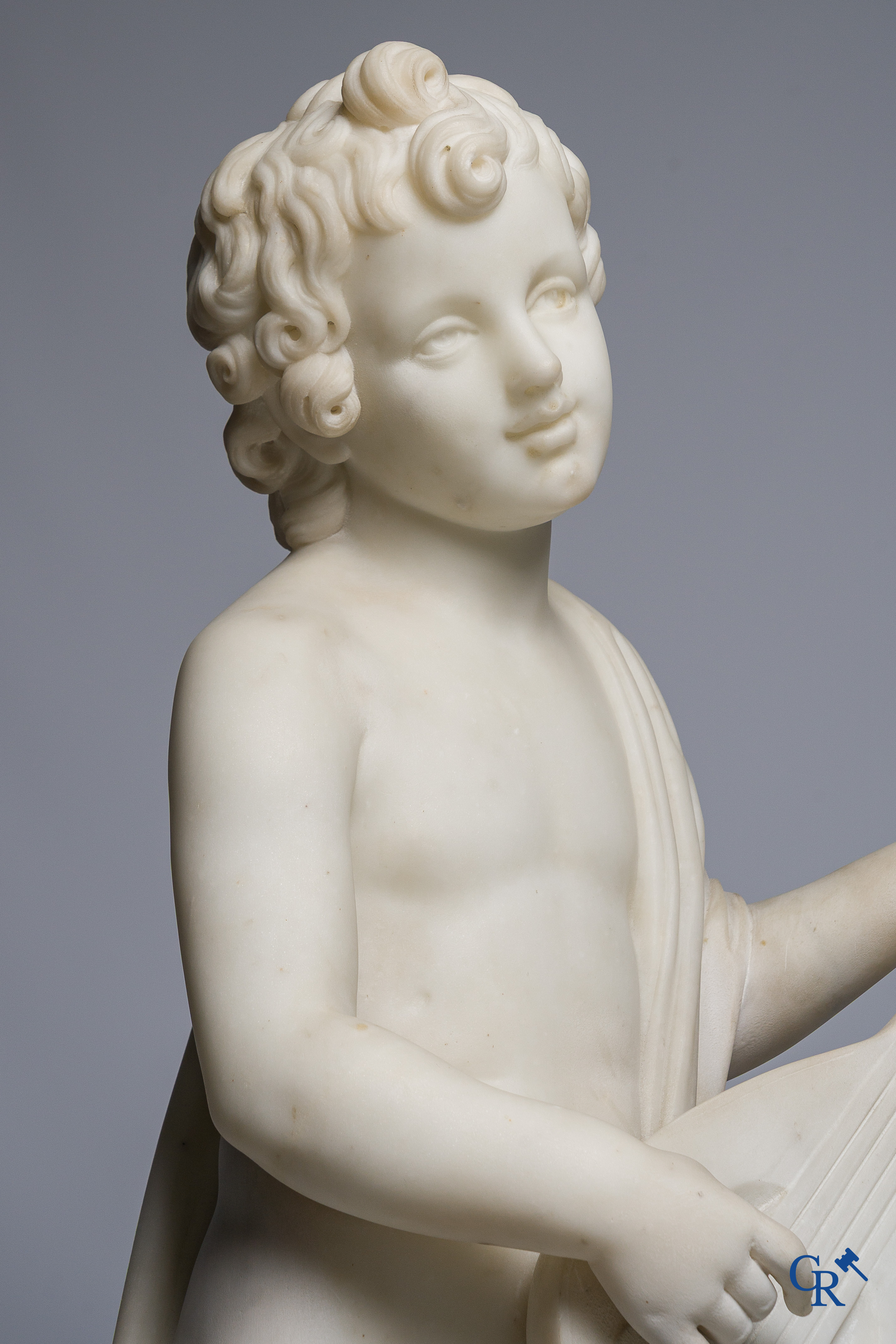 Leopoldo Giromella (Carrara, 1815-1870) Voorstelling van een mandolinespeler in gebeeldhouwd marmer. Circa 1860.