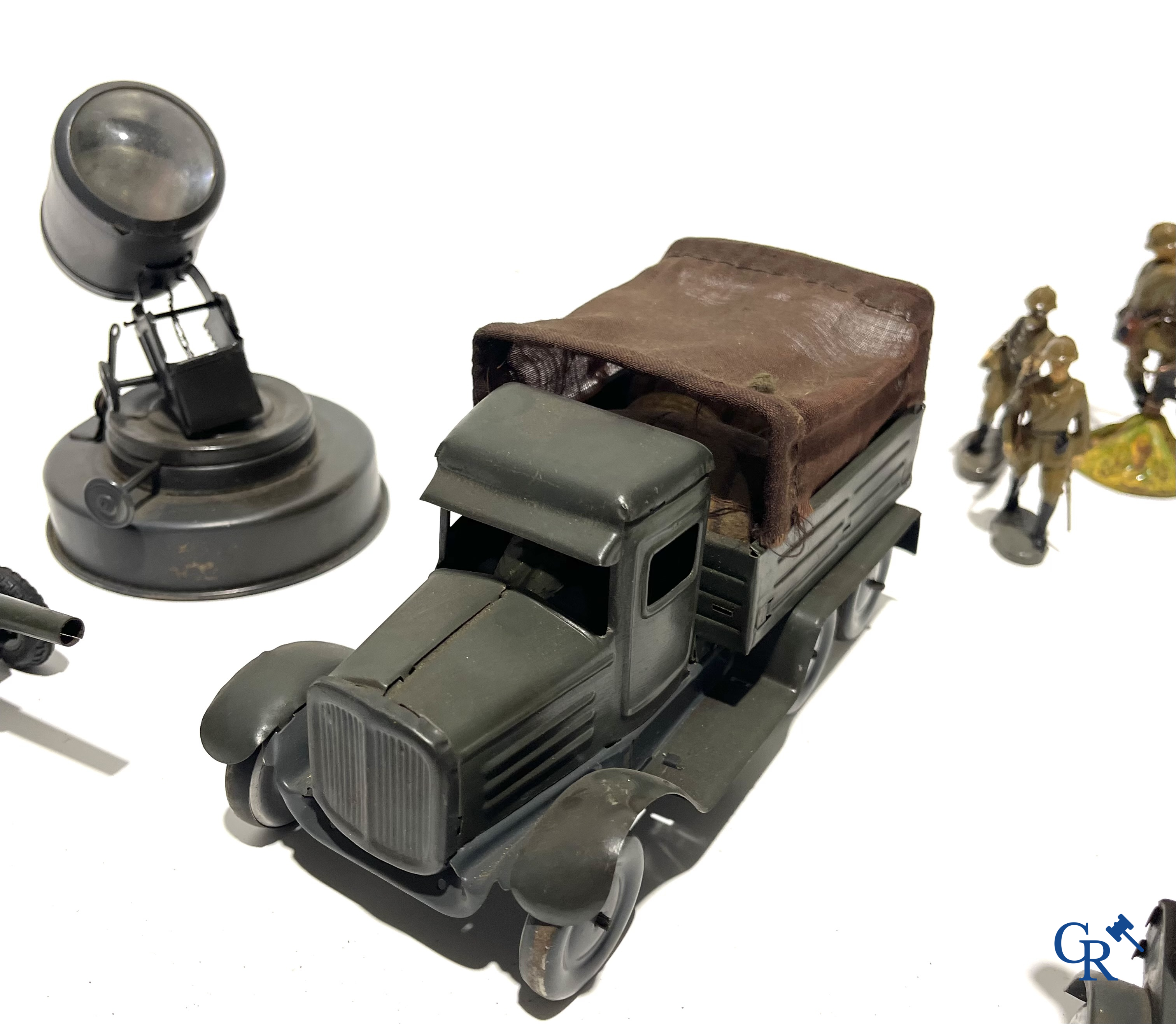 Oud Speelgoed. Uitzonderlijk goed bewaard lot Duits militair speelgoed in blik en figuren in composiet. Jaren '30-'40.