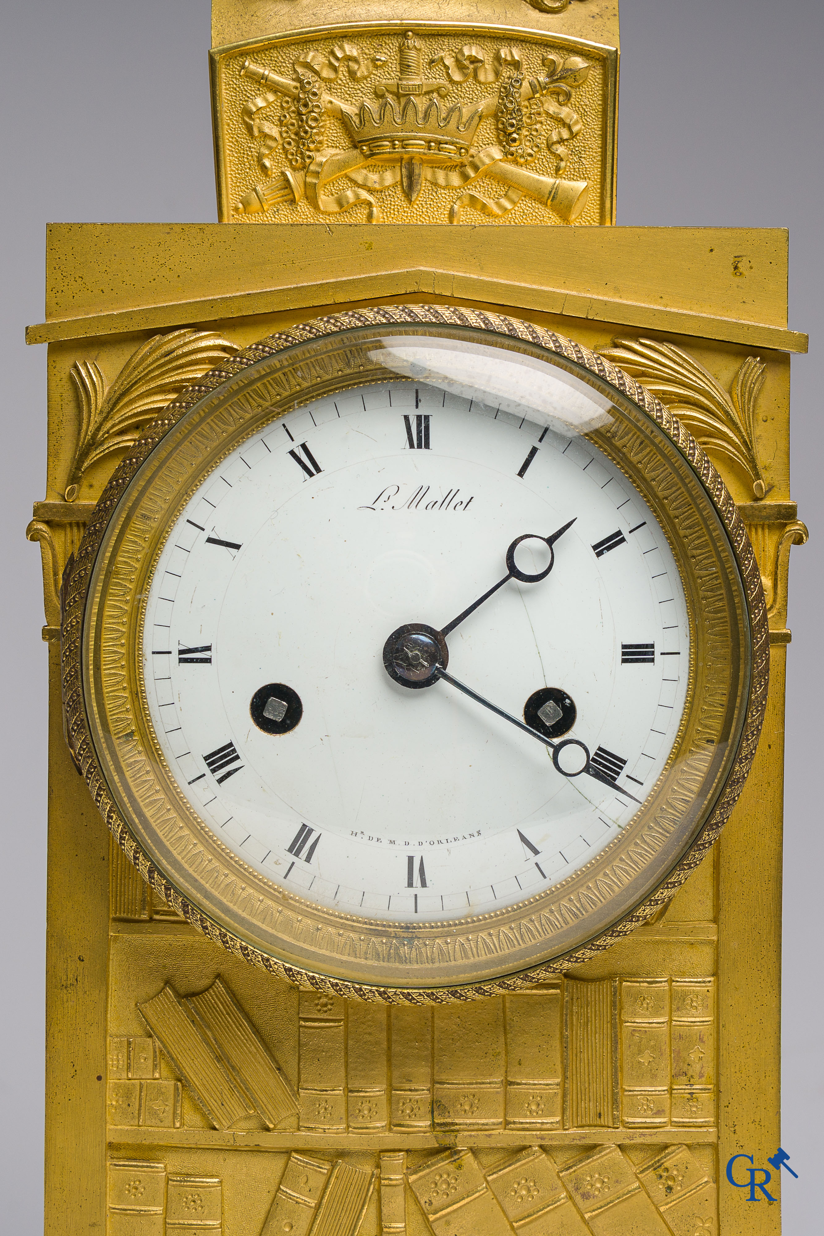 Fijn geciseleerde en vergulde bibliotheek pendule in brons. Gesigneerd Ls Mallet, Hr de M.D. D'Orléans. Circa 1830.