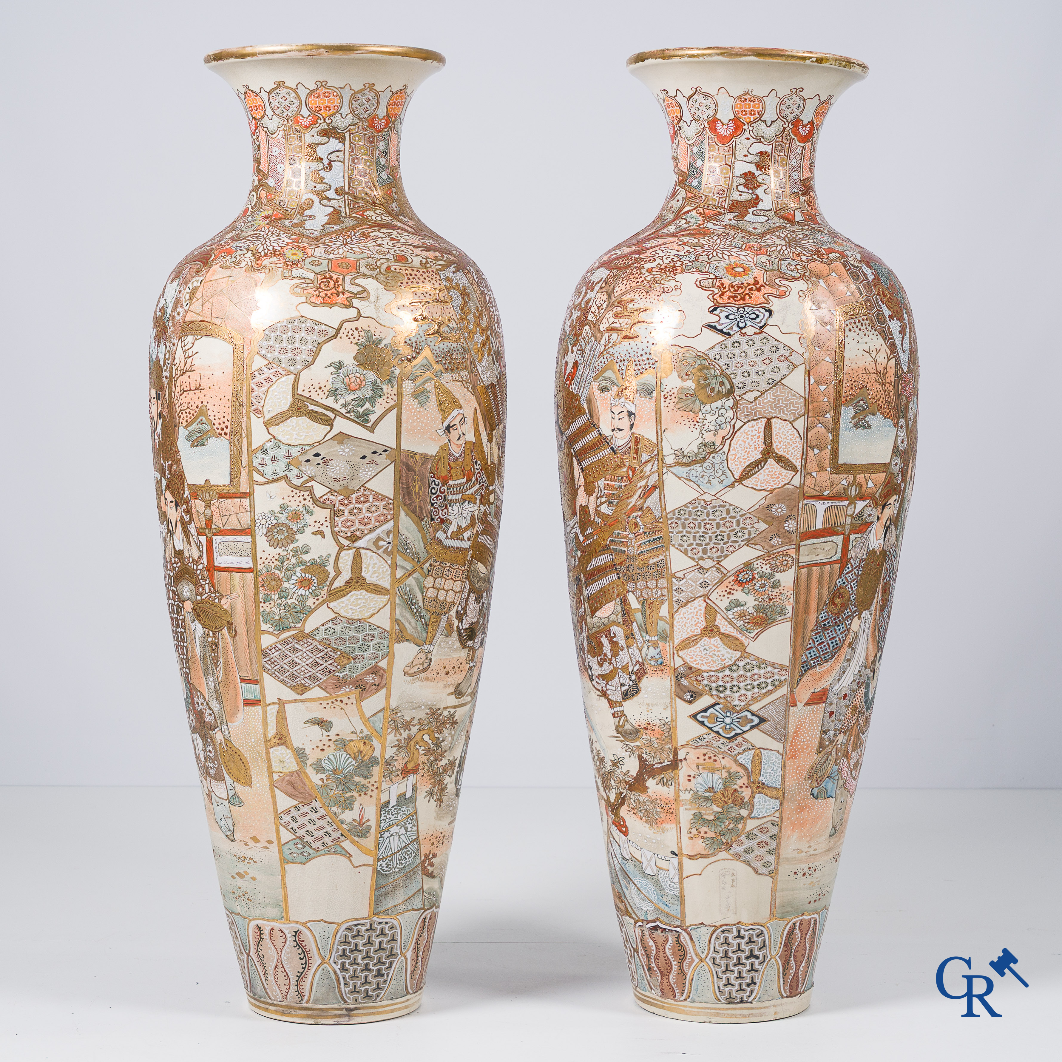 Aziatica. Japanse kunst. Uitzonderlijk groot paar fijn gedecoreerde Satsuma vazen. 19e eeuw.