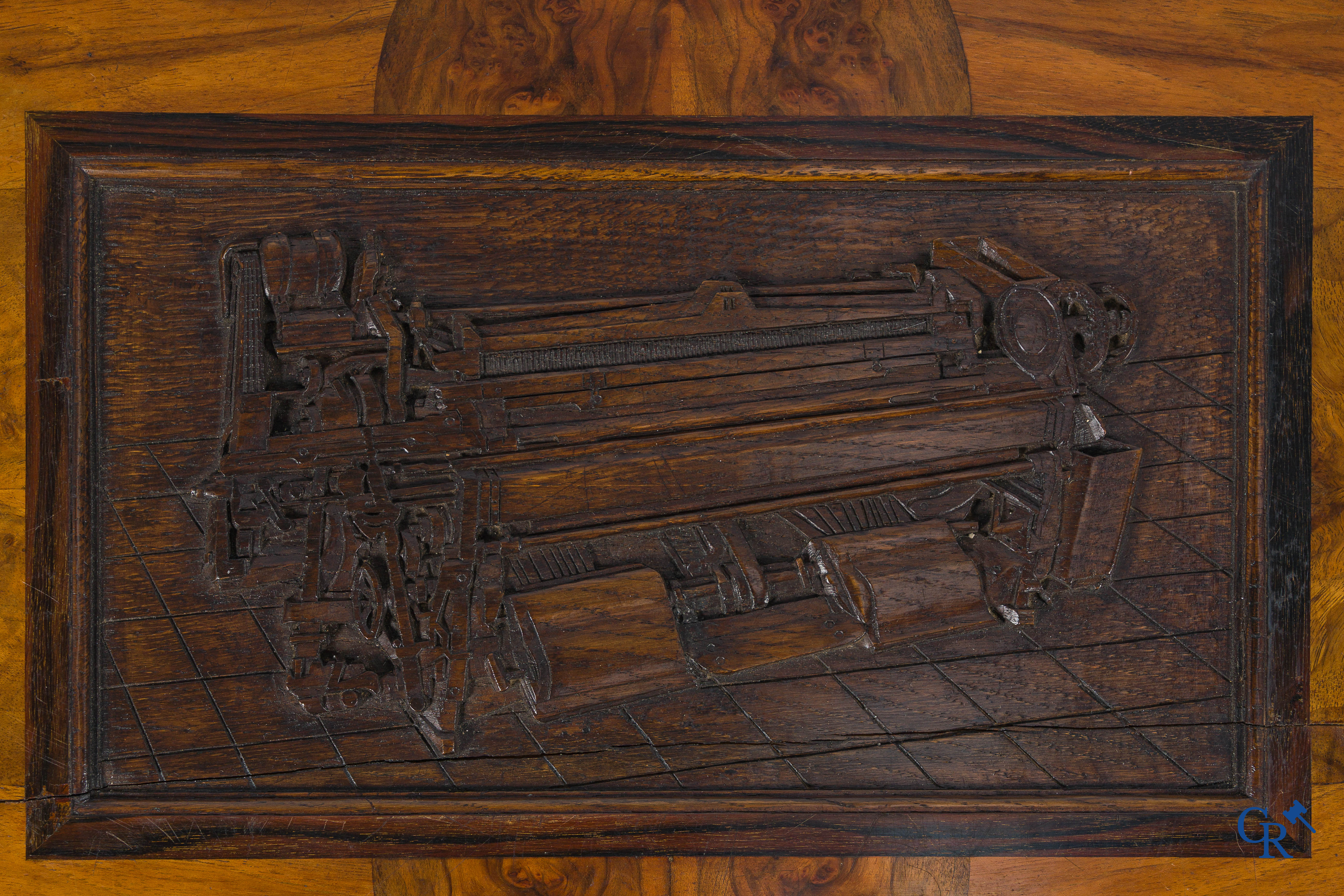 Picanol, Ieper. Uitzonderlijke tafel met taferelen van weefgetouwen, ambachten en wapenschilden. Augustus 1946.
