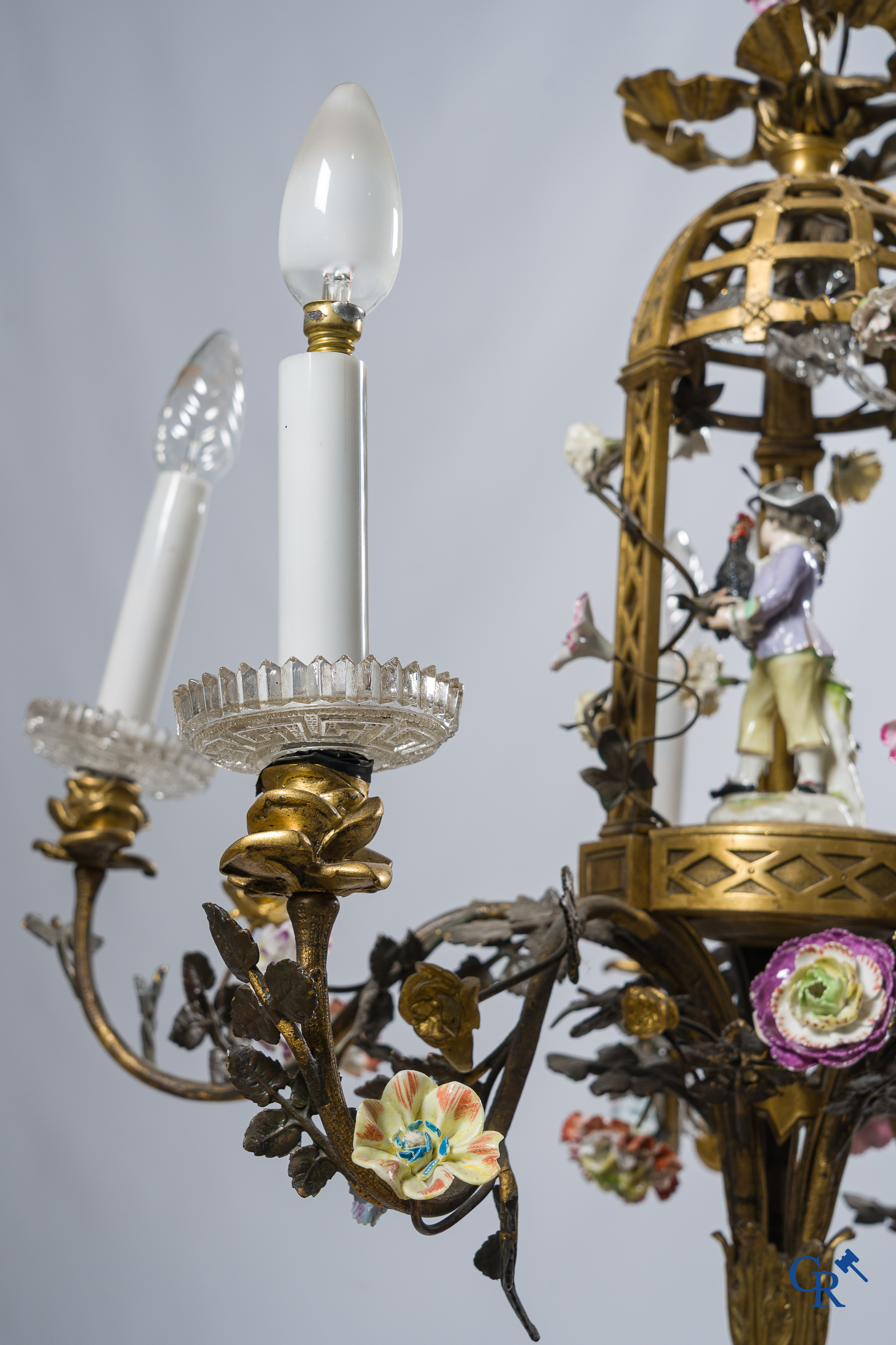 Meissen of Vincennes. "Lustre à cage" in brons met porselein bloemen. LXVI-stijl. Circa 1900.