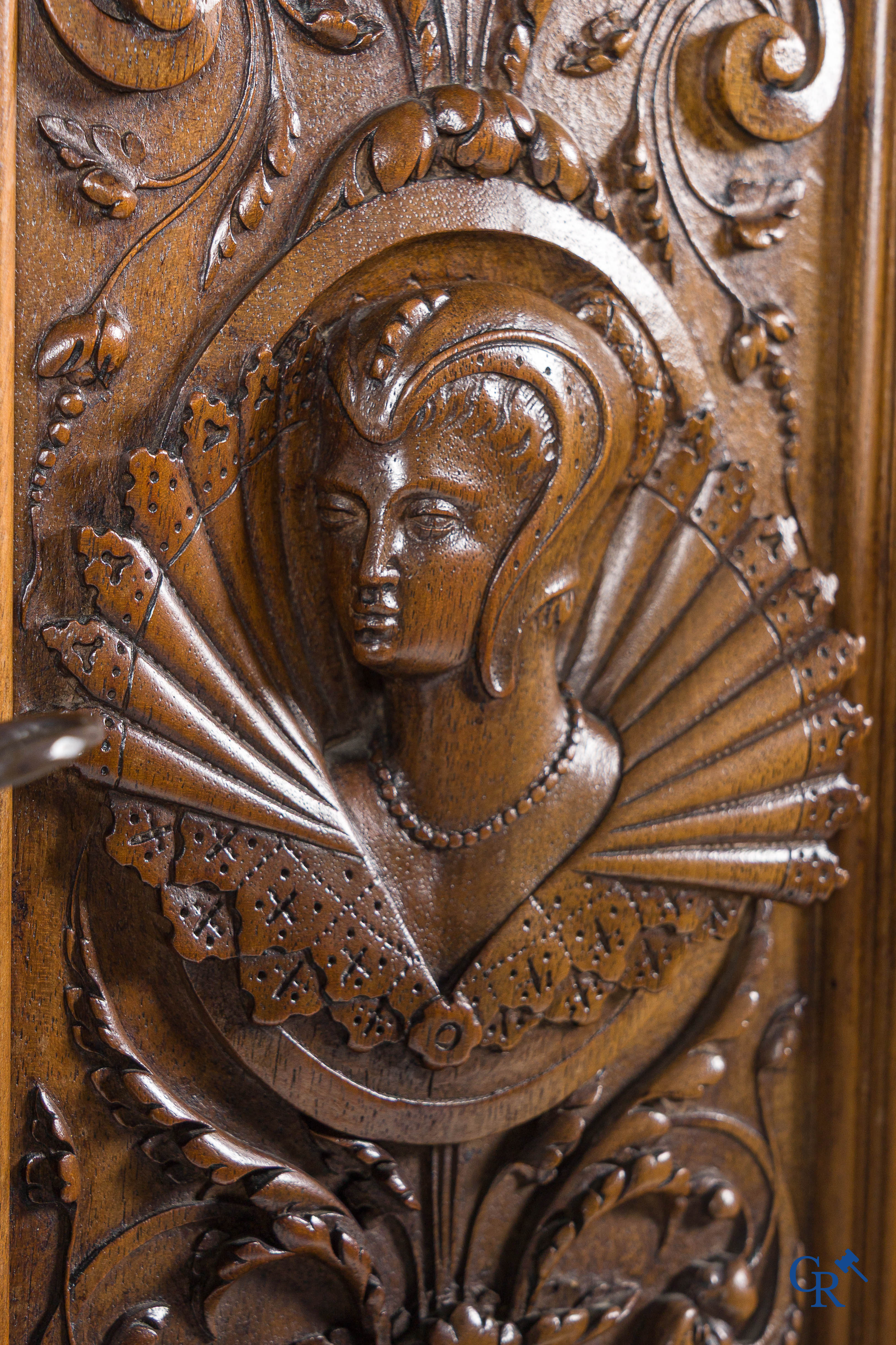 Meubilair. Fijn gesculpteerd meubel in notelaar met wapenschilden en maskers. Neo Renaissance stijl. Eind 19e eeuw.