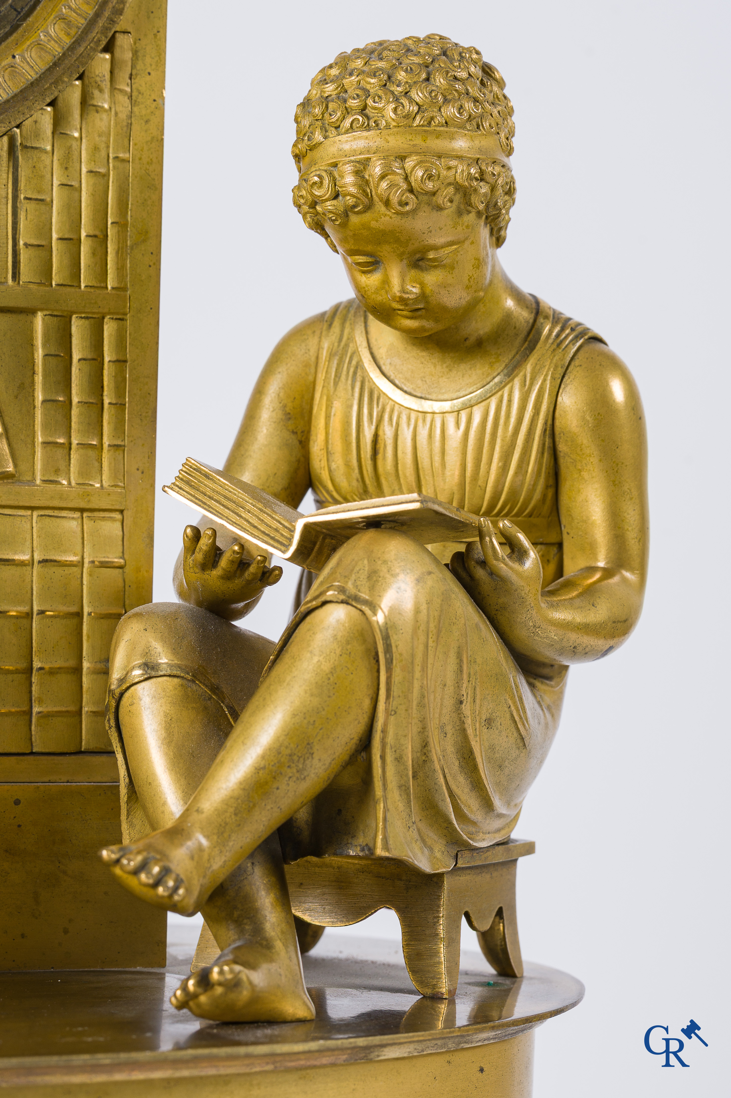 Pendule in fijn geciseleerd en verguld brons. "La lecture" Frankrijk, Restauratie periode, 1ste kwart 19e eeuw.
