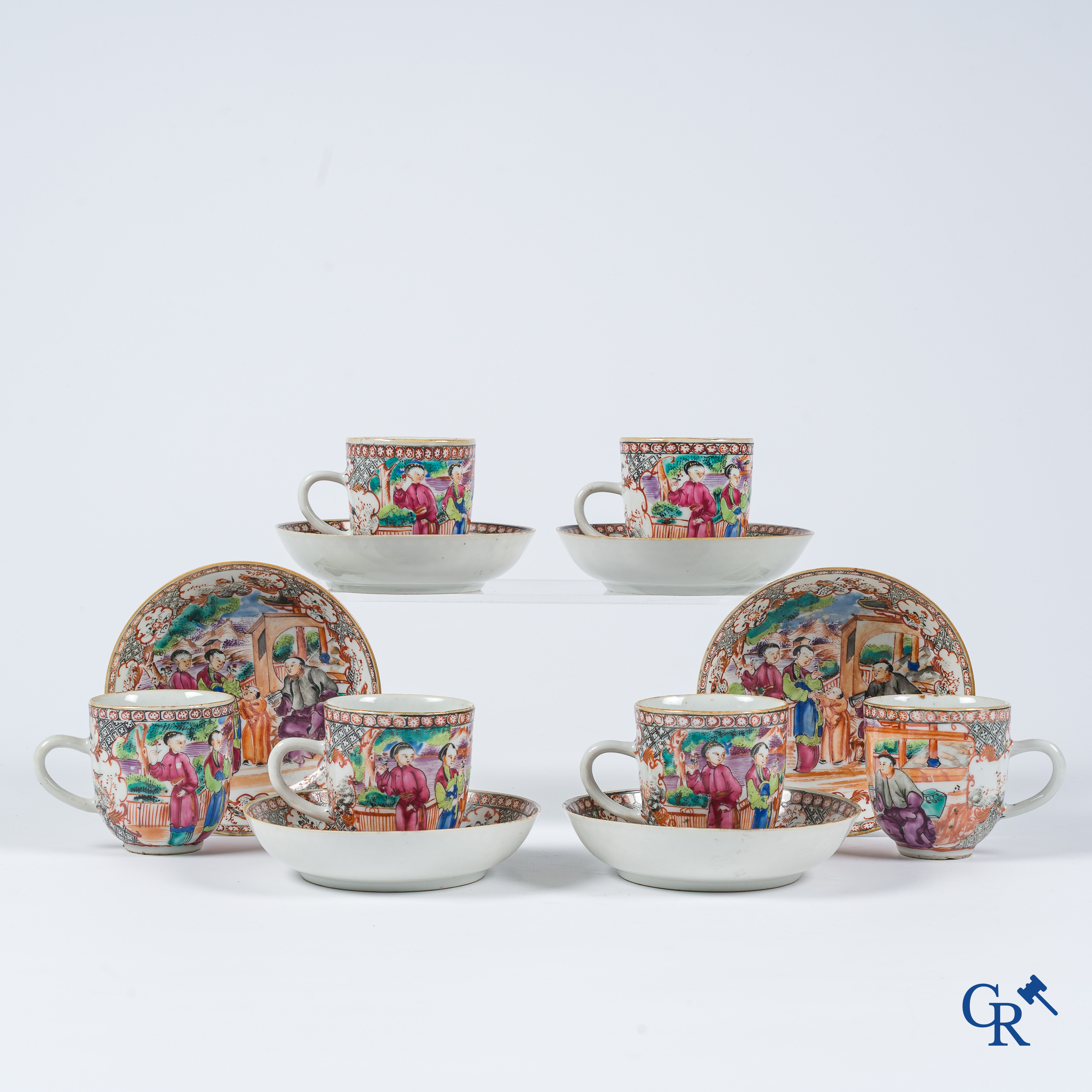 Aziatica. Chinees porselein. Reeks van 6 kopjes en schoteltjes in Chinees export porselein met Mandarijn decor.