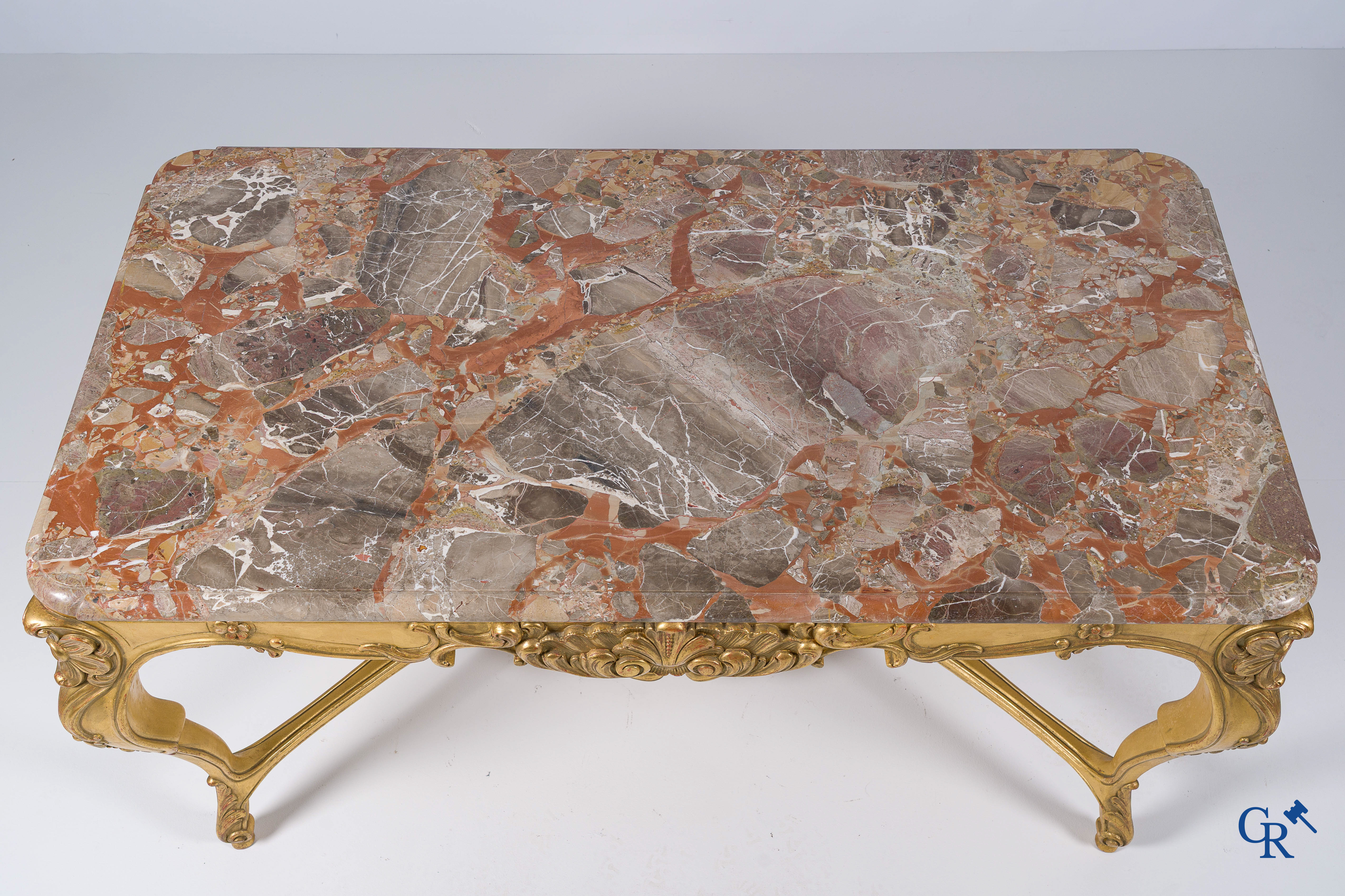 Hout gesculpteerde en vergulde console tafel met marmer bovenblad. LXV-stijl.