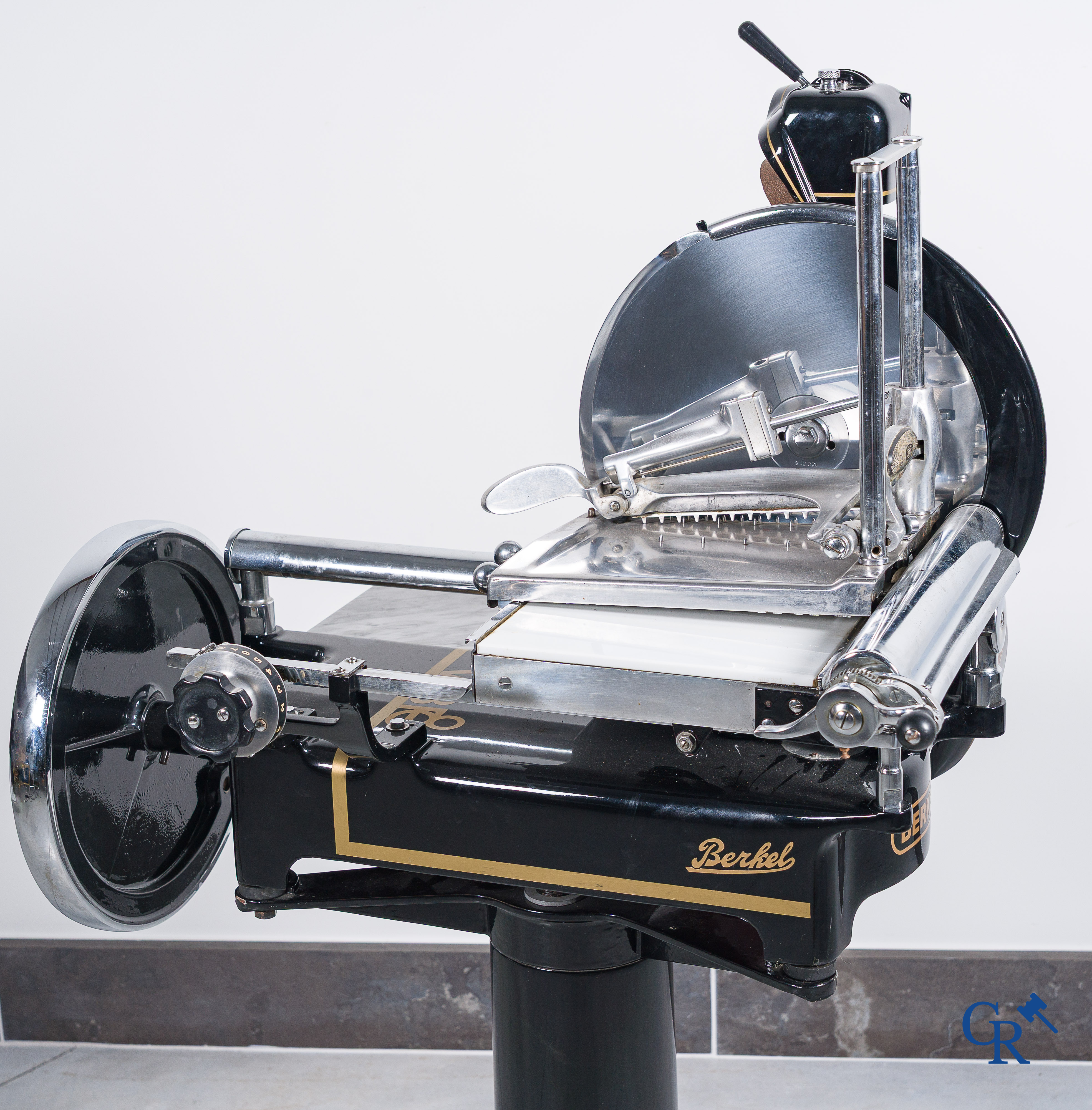 "Van Berkel's Patent" Importante Berkel VBP8, Machine à découper la viande et le fromage "Trancheuse à volant". Modèle 8 numéroté n°842948, circa 1930-1940.