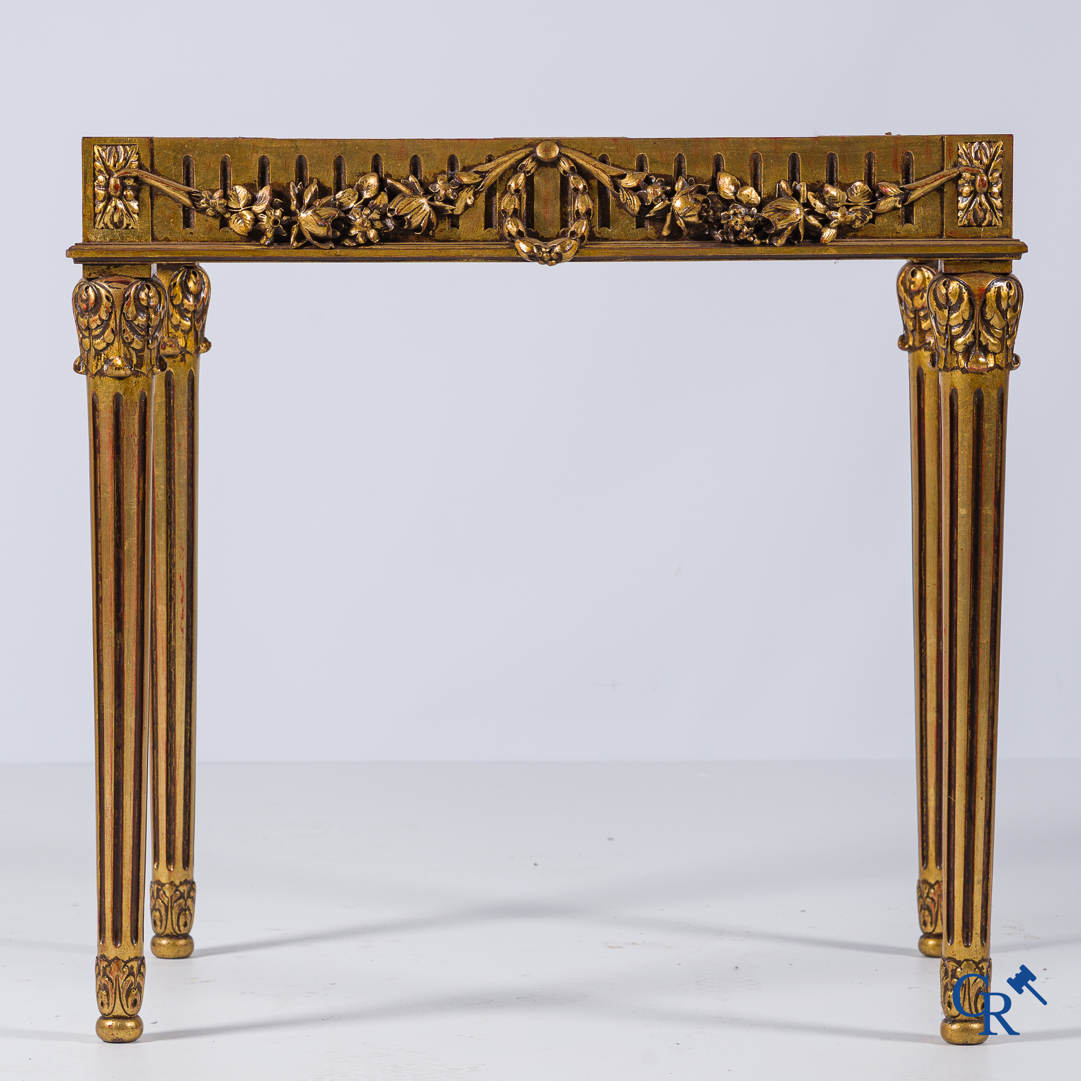 Meubelen. 6-delig salongarnituur in gesculpteerd en verguld hout. LXVI-Stijl. Circa 1900.