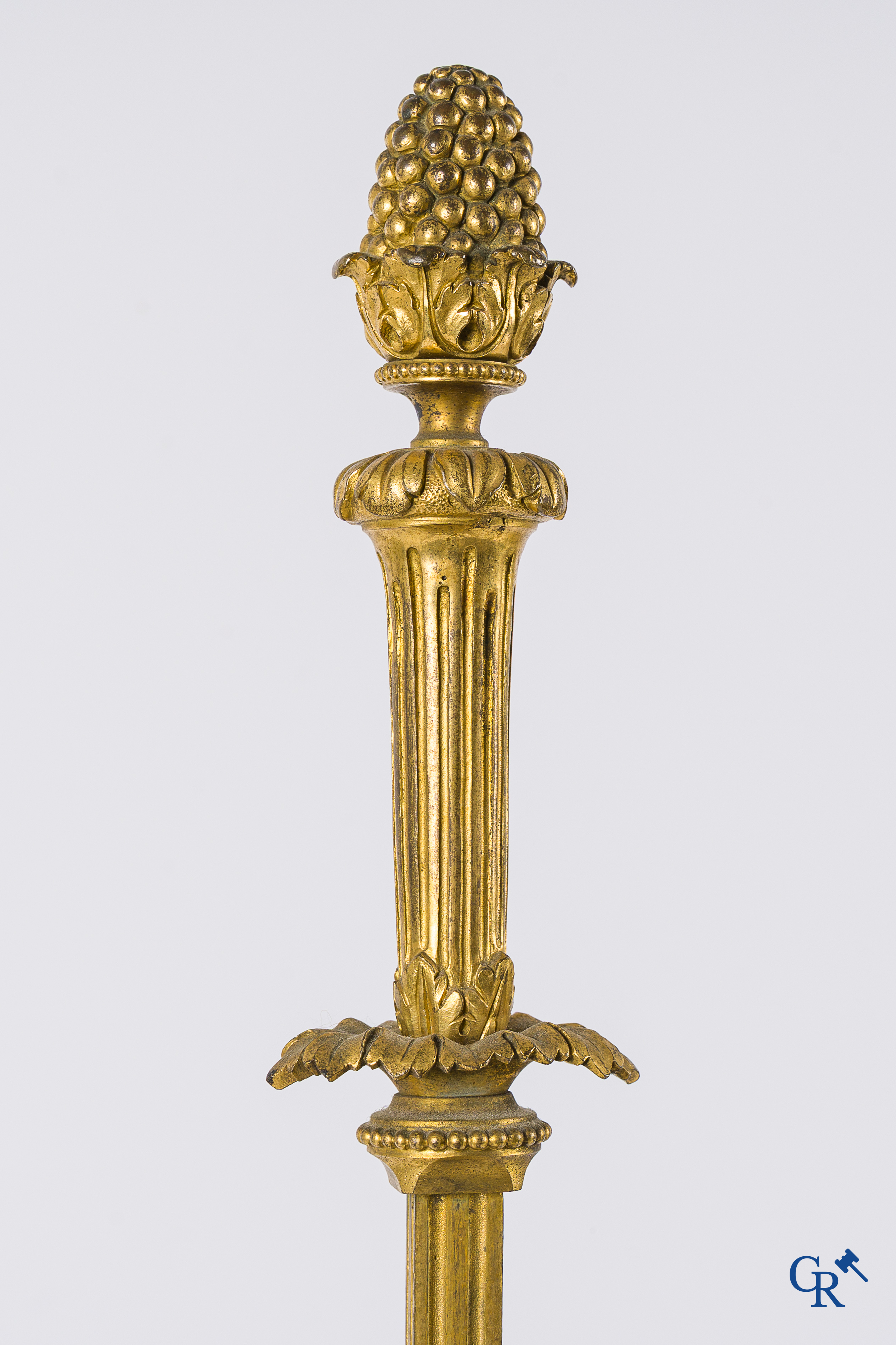 Empire. Porte parapluie met adelaarskoppen in fijn geciseleerde en vergulde brons. Frankrijk, circa 1810.