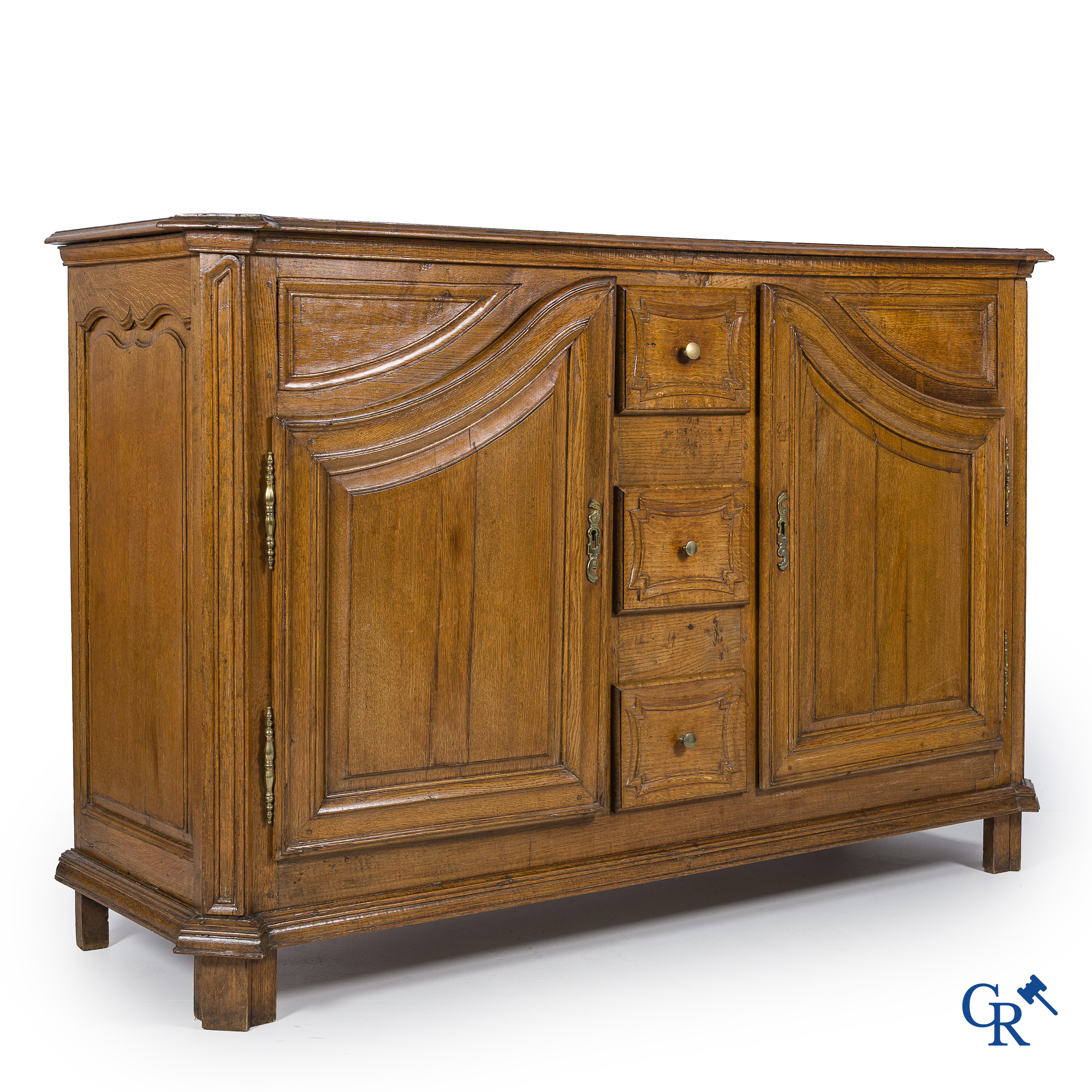 Meubilair. Mooie eikenhouten franse dressoir met gewelfde deuren. Eind 18e eeuw.