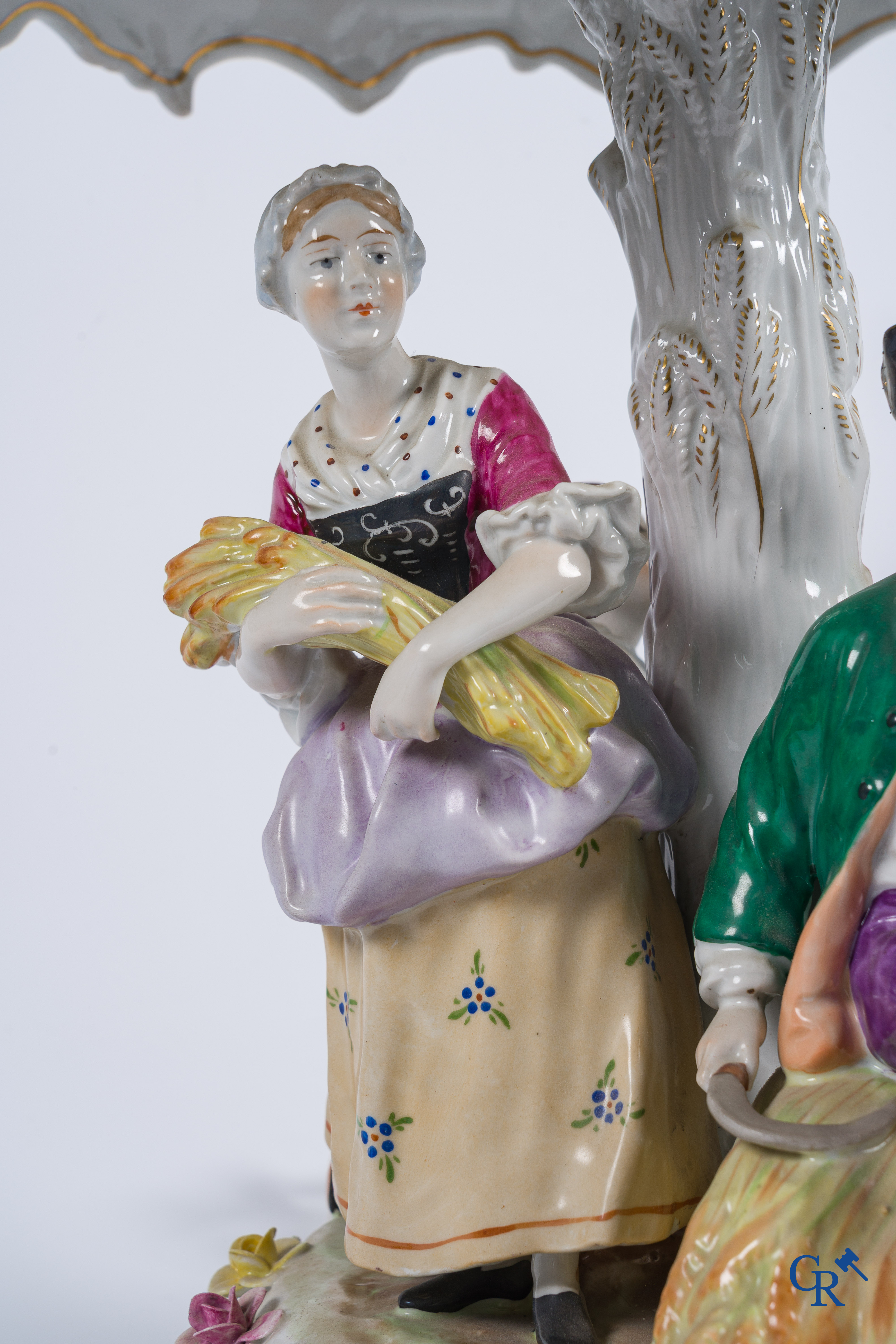 Duits porselein. Grote tafellamp in meerkleurig gedecoreerd Saksisch porselein.