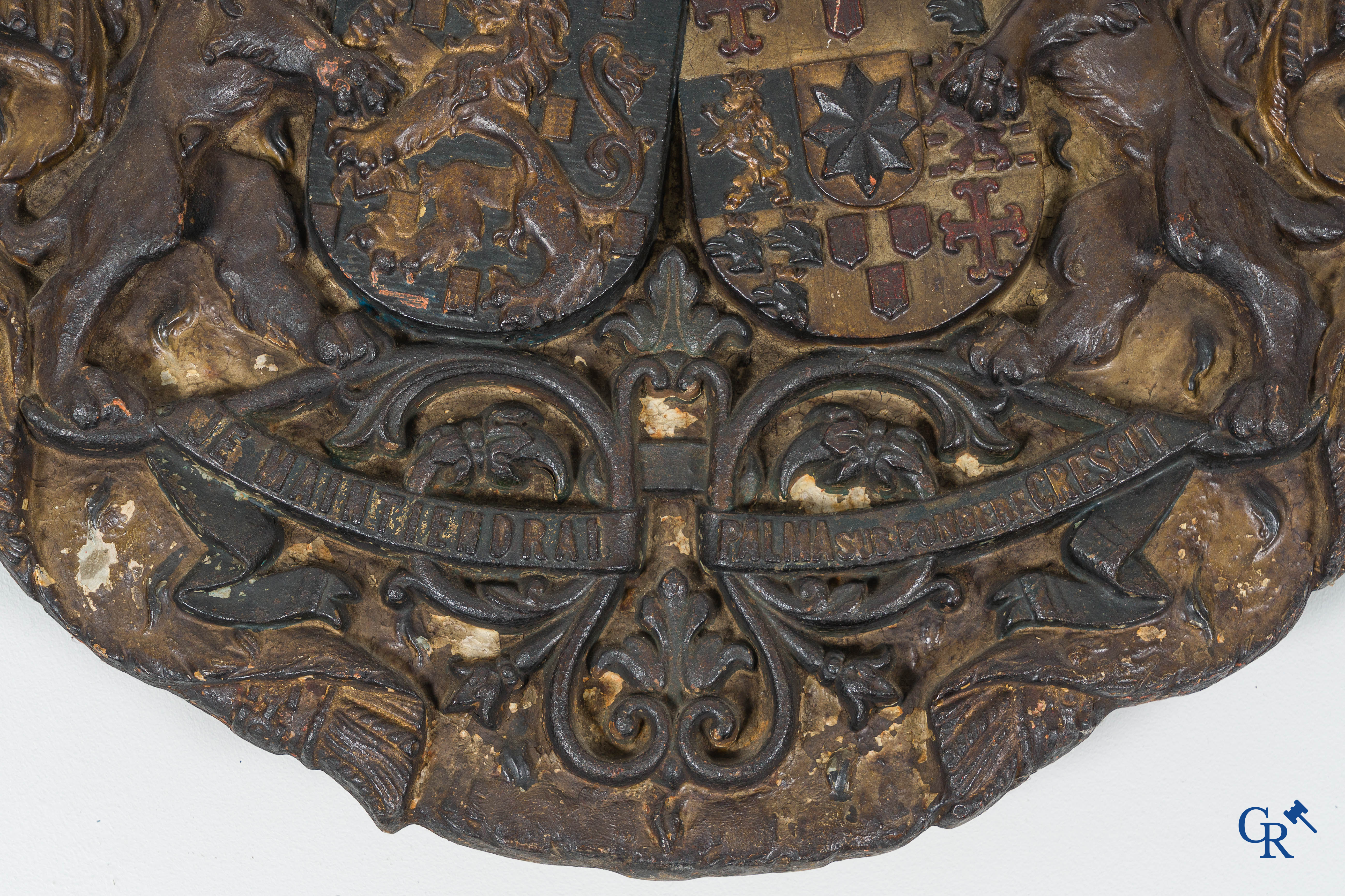 Uitzonderlijk Koninklijk Wapenschild in verguld en gepolychromeerd gietijzer. Nederland 19 de eeuw.