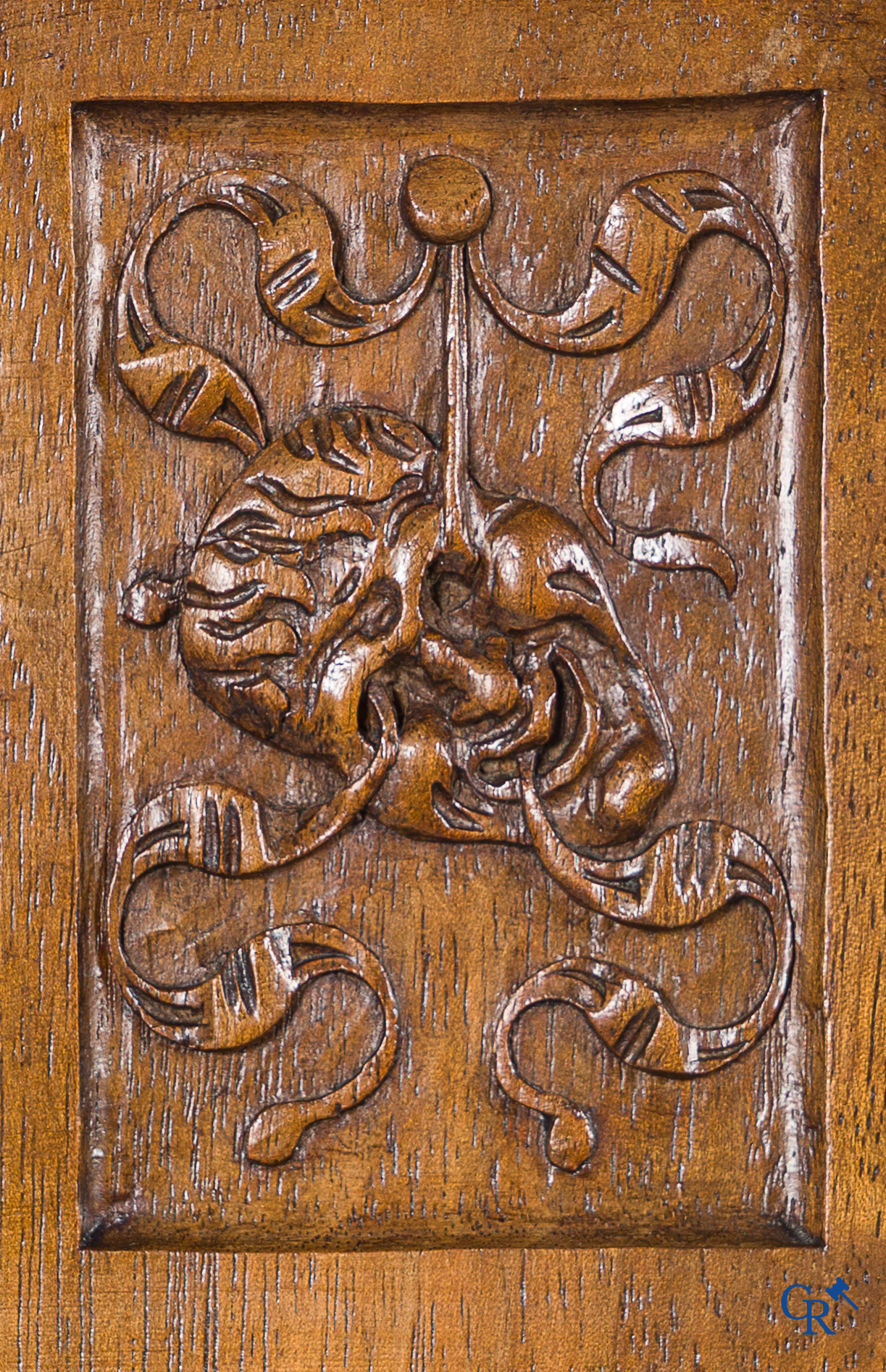 Meubilair. Fijn gesculpteerd meubel in notelaar met wapenschilden en maskers. Neo Renaissance stijl. Eind 19e eeuw.