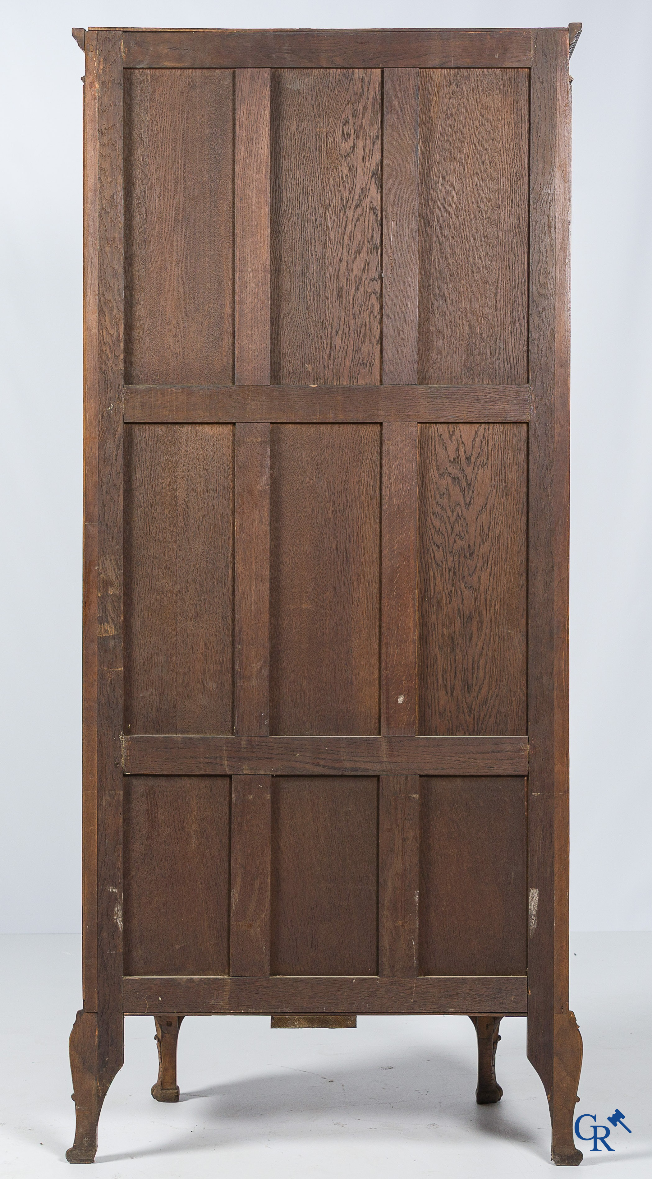 Zilver vitrinekast in notelaar met gebombeerde ruiten met facetgeslepen glas. LXVI-Stijl. Circa 1920.