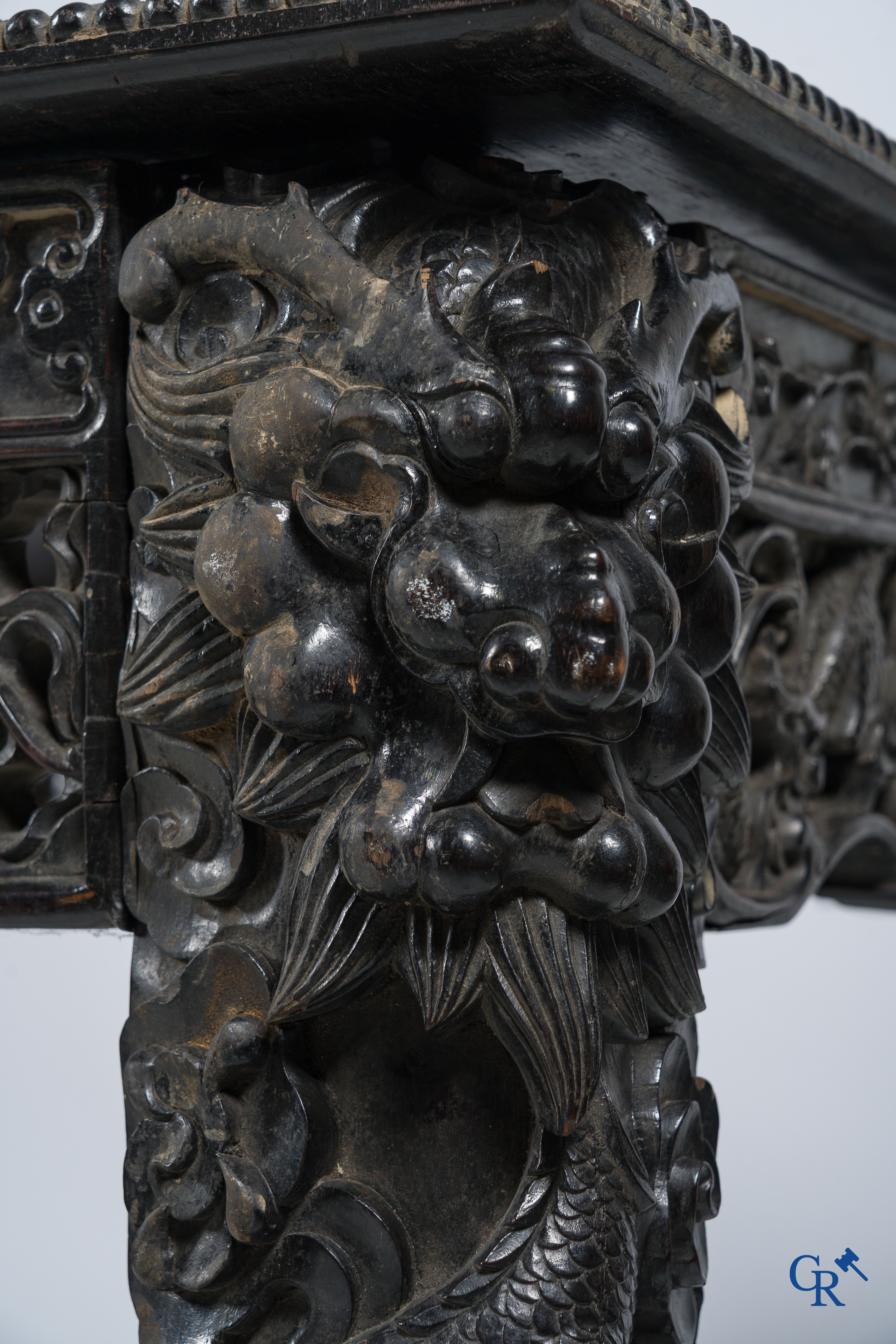 Aziatica. China. Imposante gesculpteerde Hongmu draken tafel. Qing Dynastie.