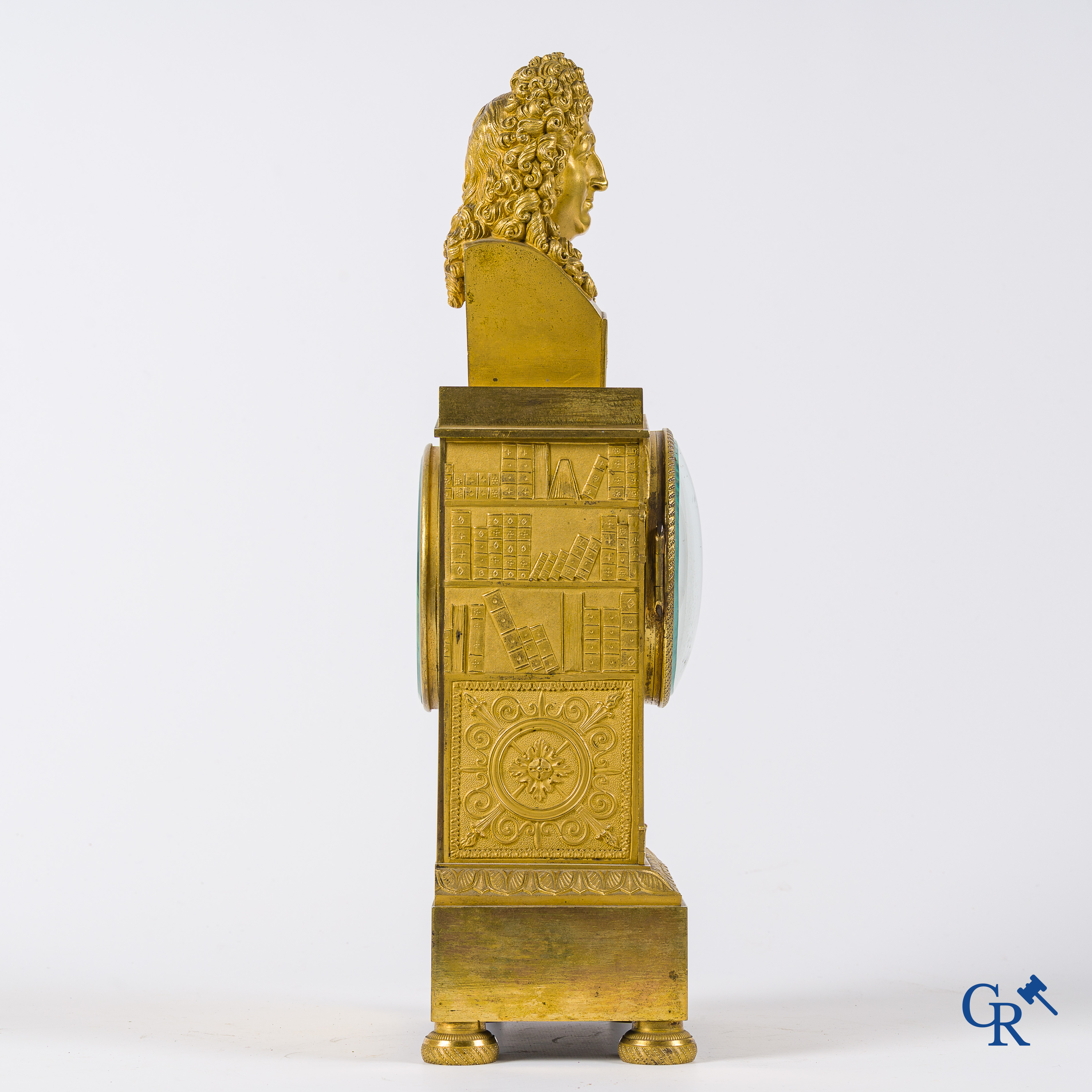 Fijn geciseleerde en vergulde bibliotheek pendule in brons. Gesigneerd Ls Mallet, Hr de M.D. D'Orléans. Circa 1830.