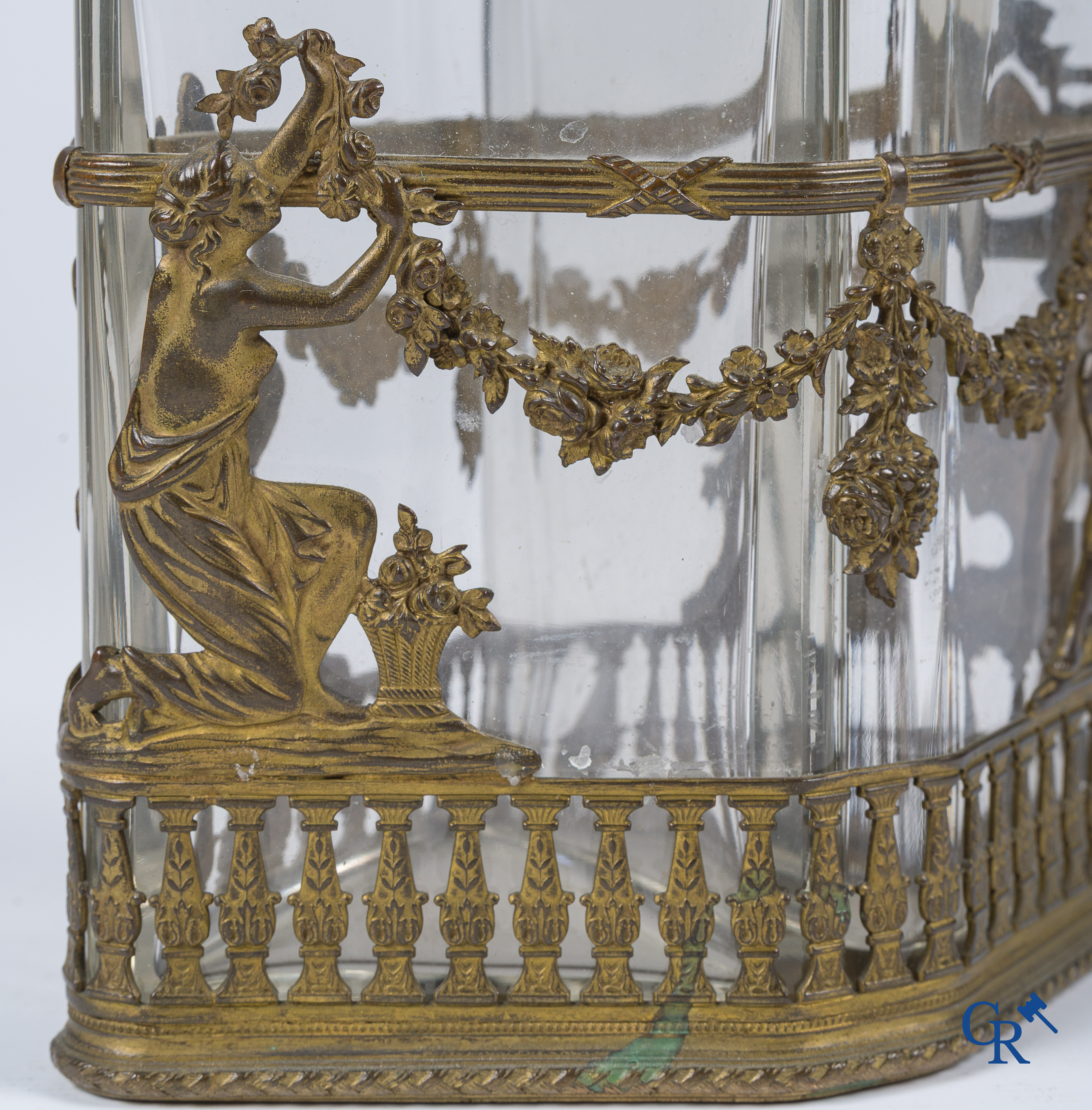 Parfumstel met twee grote flacons van geslepen kristal ingezet in een montuur van verguld brons. Circa 1900.