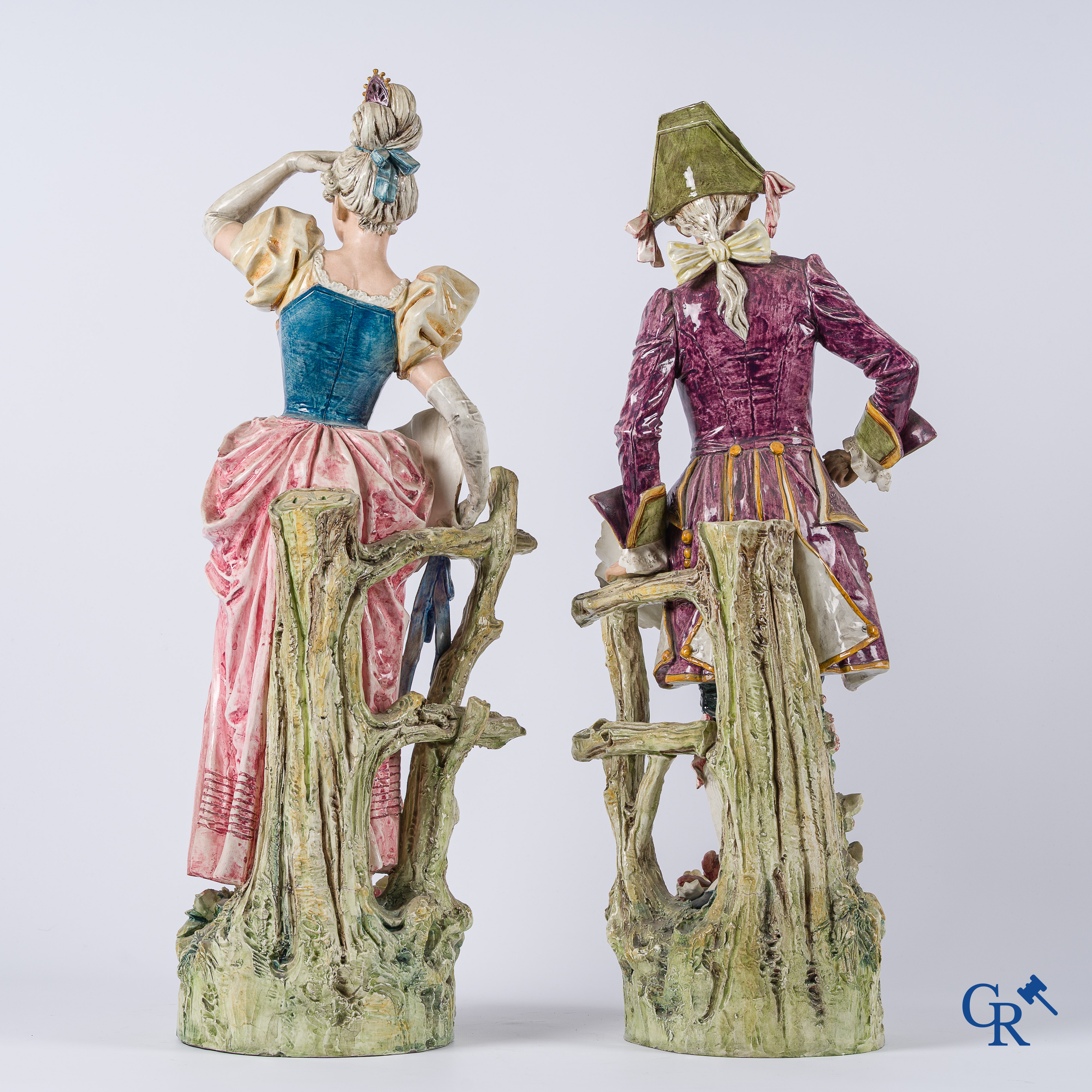Paar grote voorstellingen van een markies en markiezin in gepolychromeerde faience. Circa 1900.