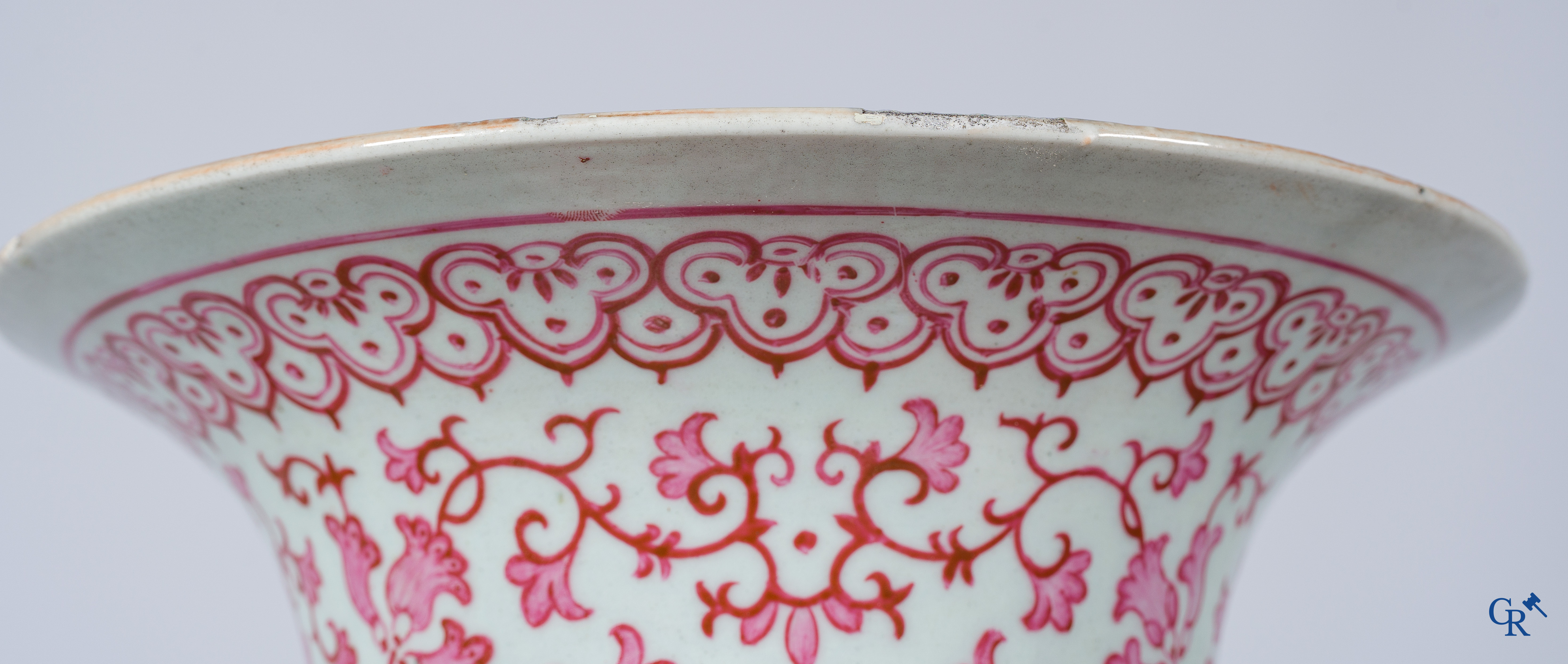 Aziatica. Chinees porselein. Grote baluster vaas met purperroze motieven. 19e eeuw.