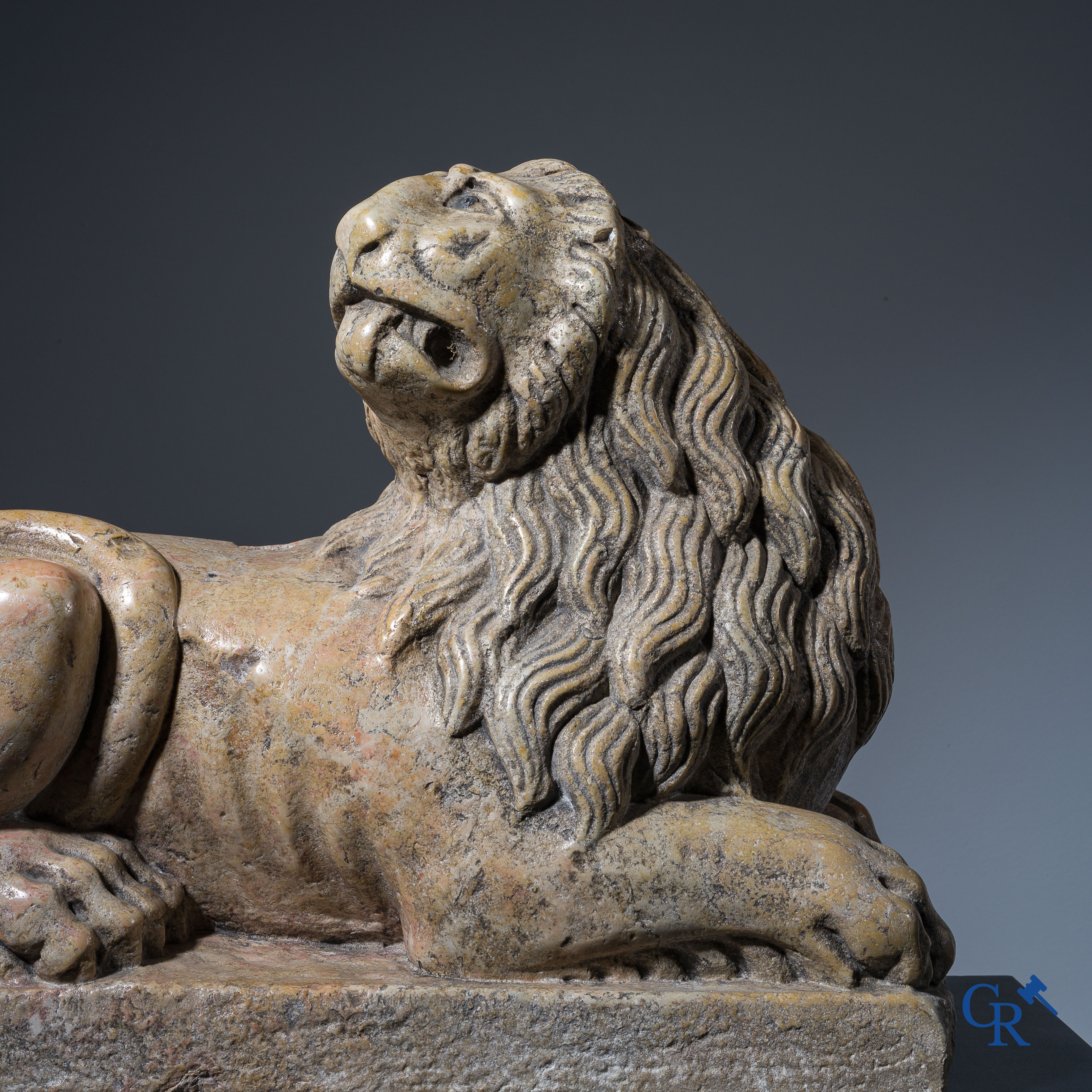 Lion couché taillé en marbre, pupilles en plomb. Italie, vers 1700.