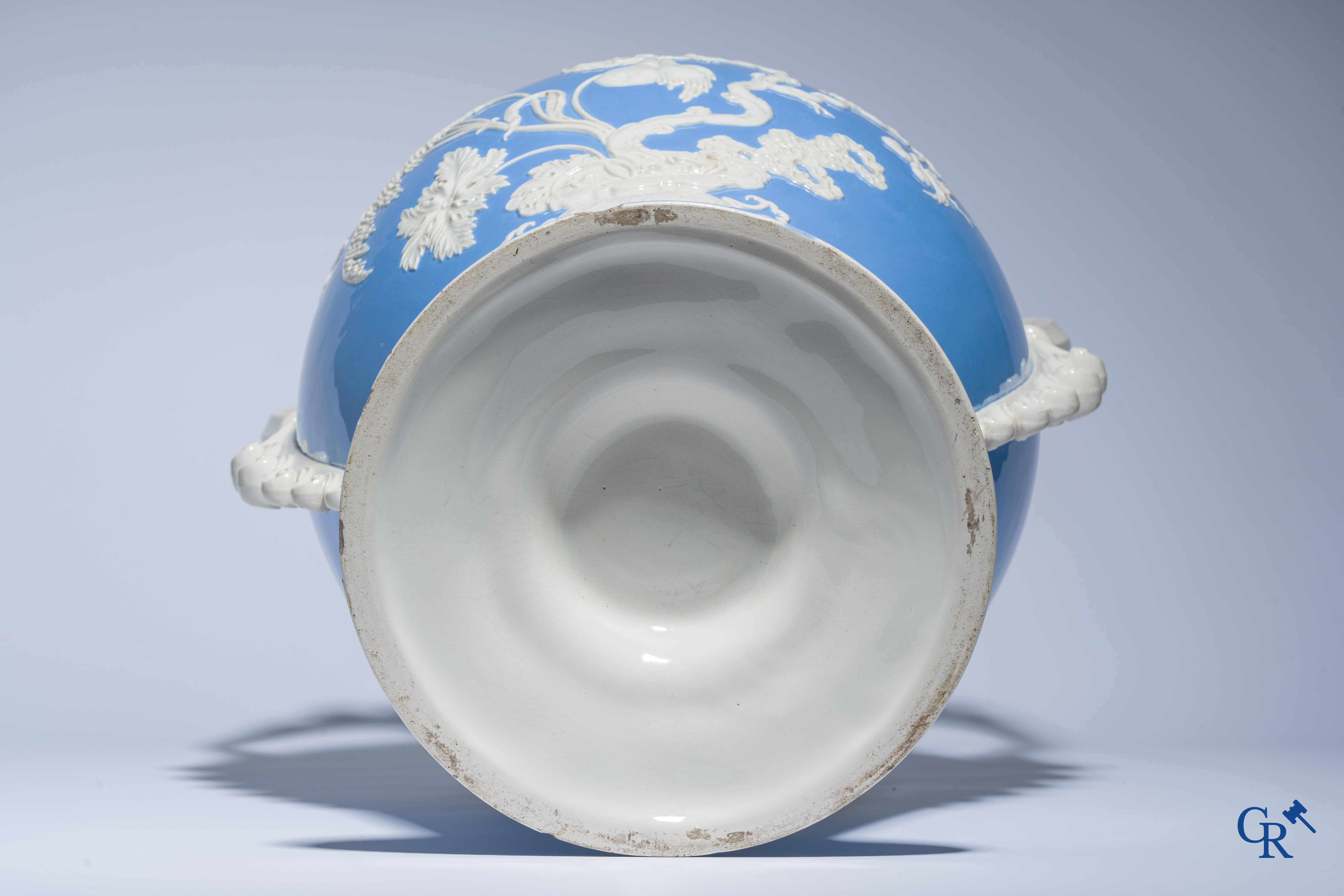 Uitzonderlijke en imposante vaas in faience met een Aziatisch decor. In de stijl van Wedgwood of Mintons. 19de eeuw.