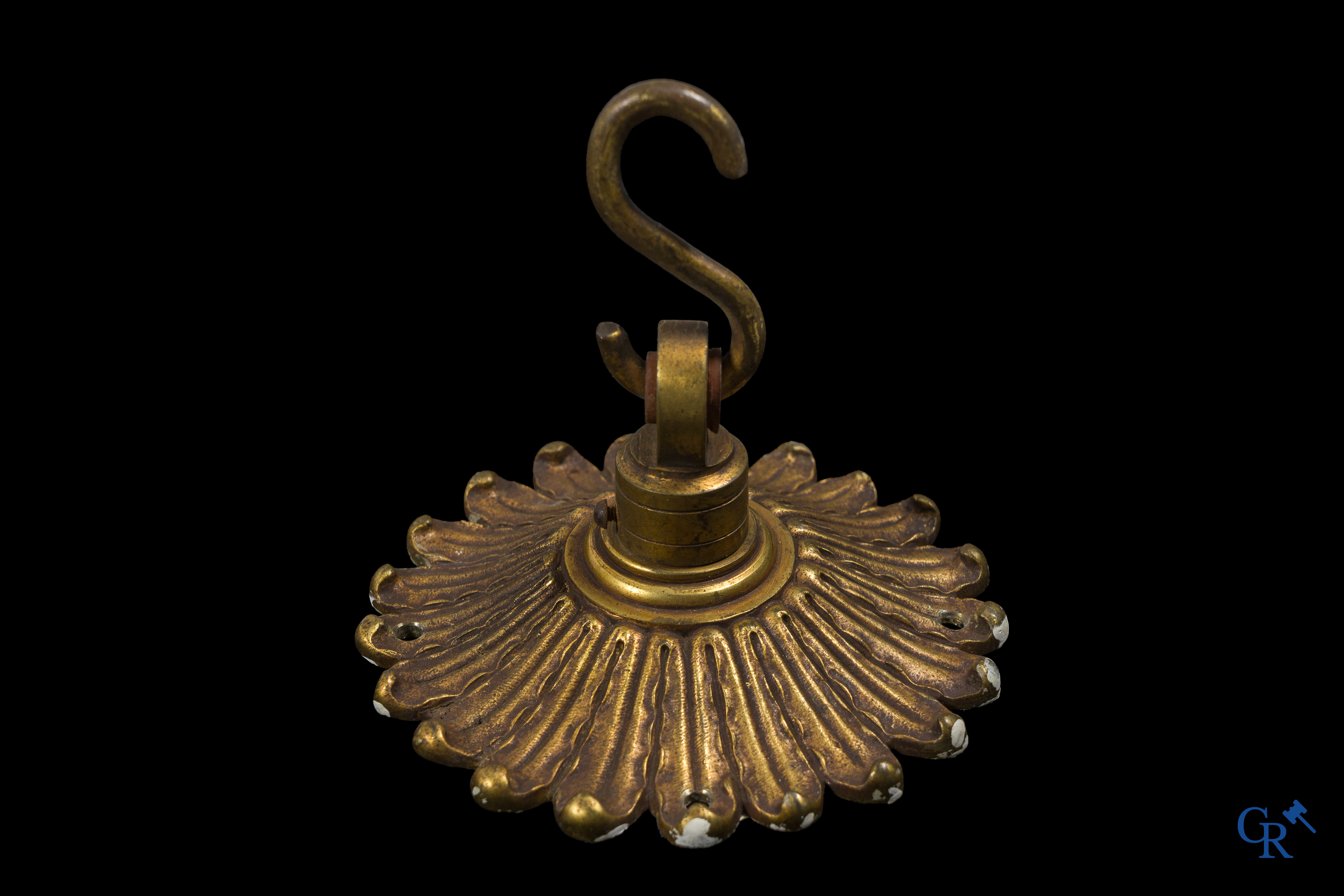Art Deco. Süe et Mare. Luchter in brons en kristallen kralen. Circa 1925.