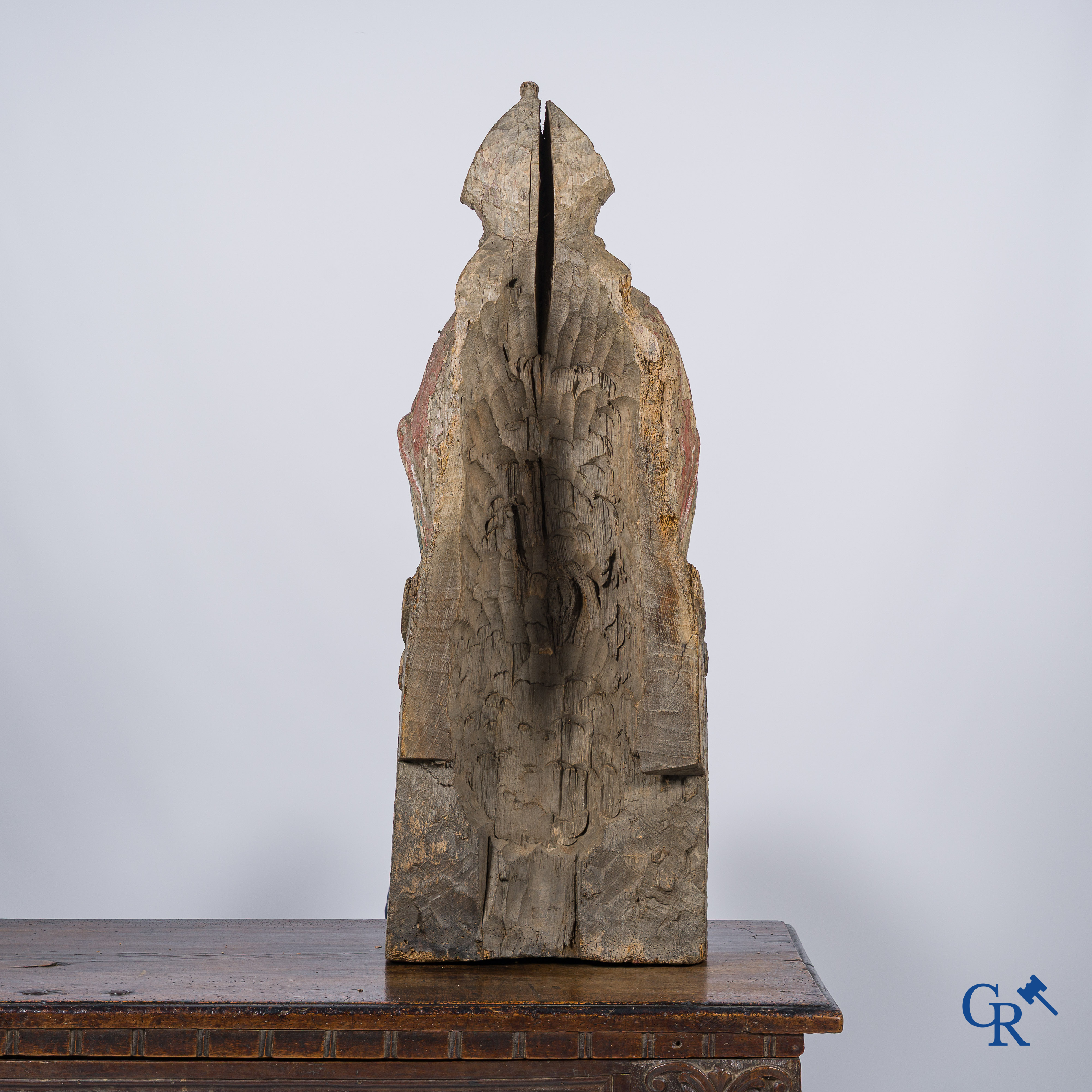 Grote voorstelling van een bisschop in cathedra. Gesculpteerd en gepolychromeerd lindenhout. 17e eeuw.