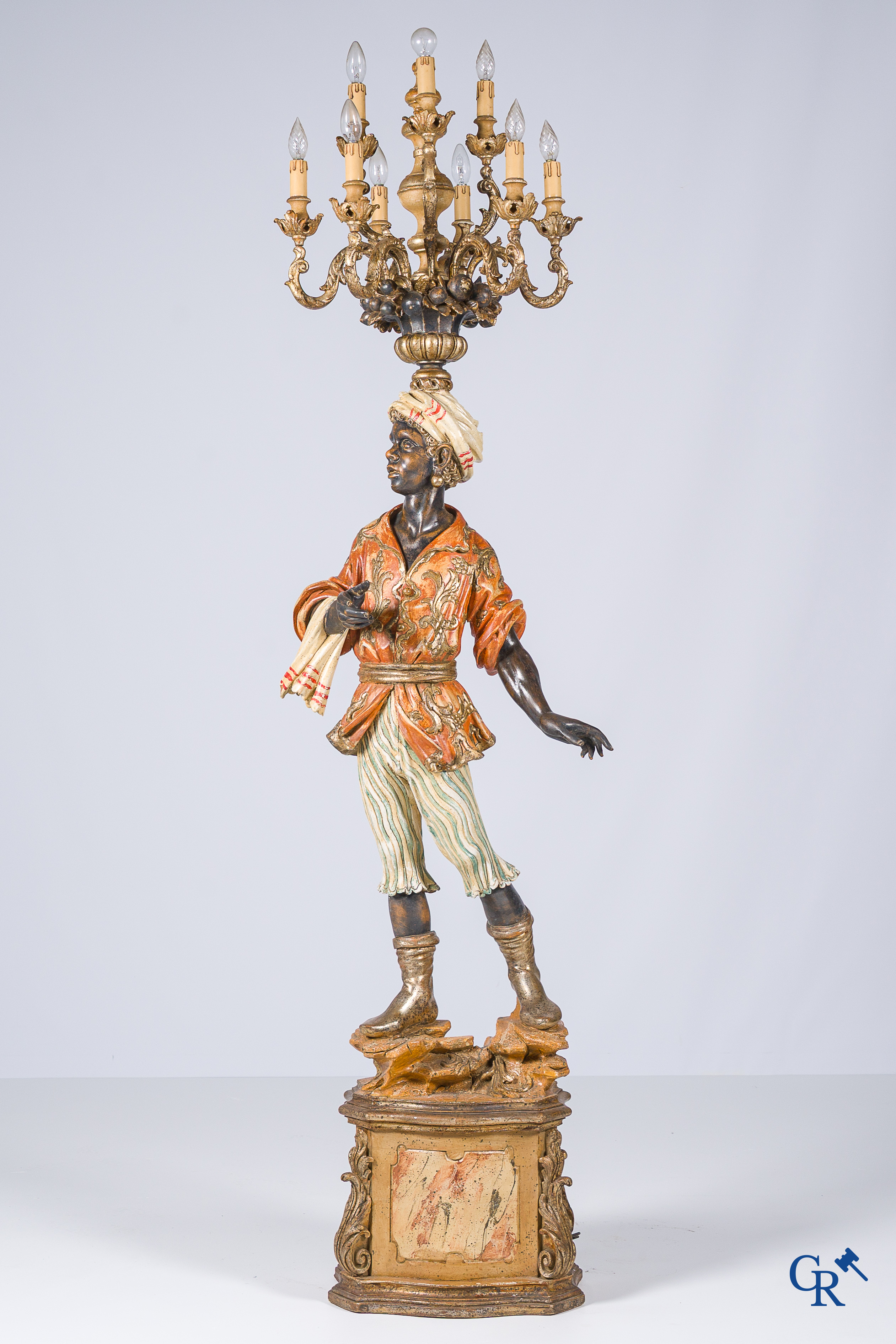 Hout gesculpteerde en gepolychromeerde staande Moor dienend als lamp. Italiaans werk, 20ste eeuw.