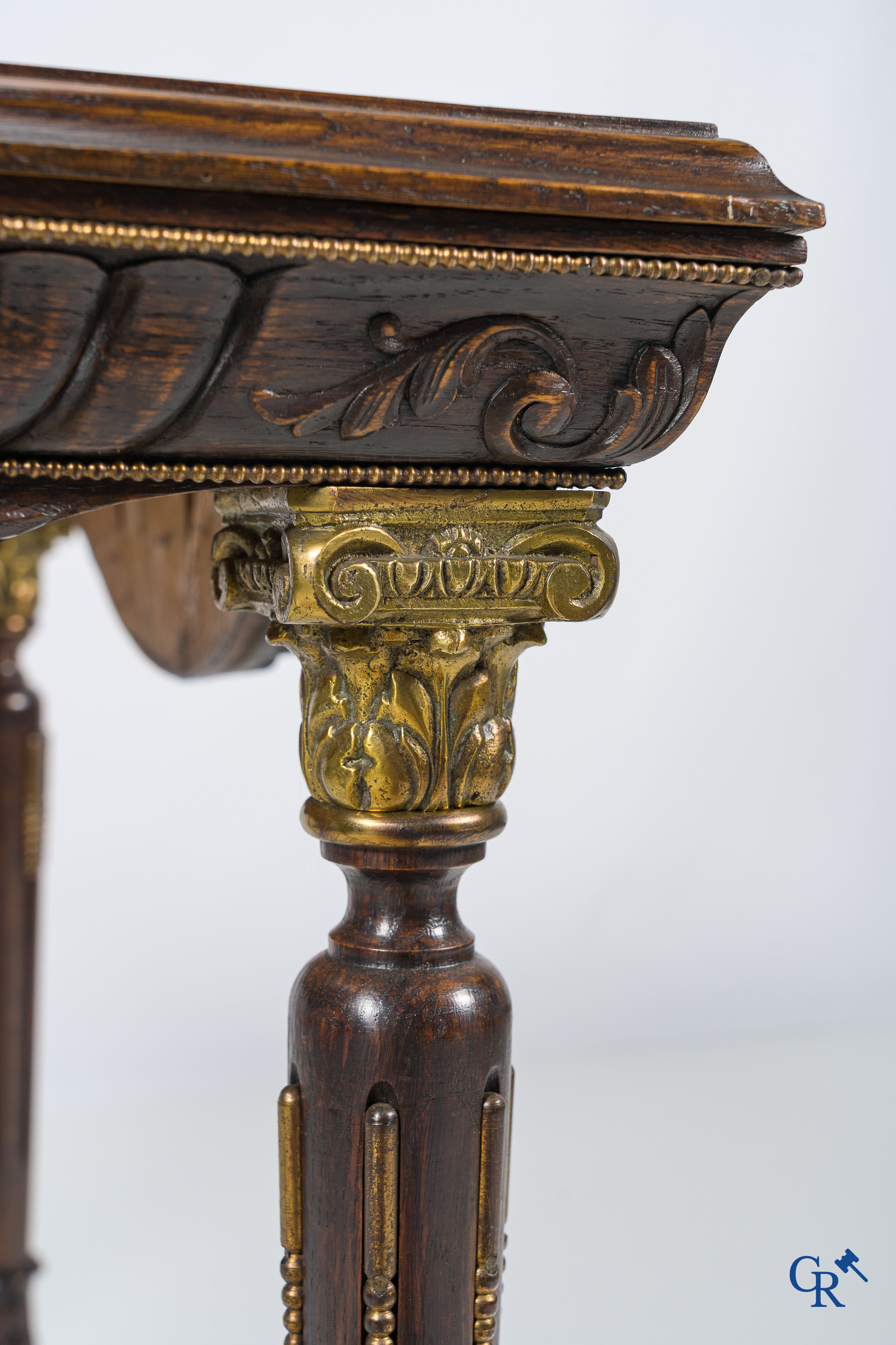 Picanol, Ieper. Uitzonderlijke tafel met taferelen van weefgetouwen, ambachten en wapenschilden. Augustus 1946.