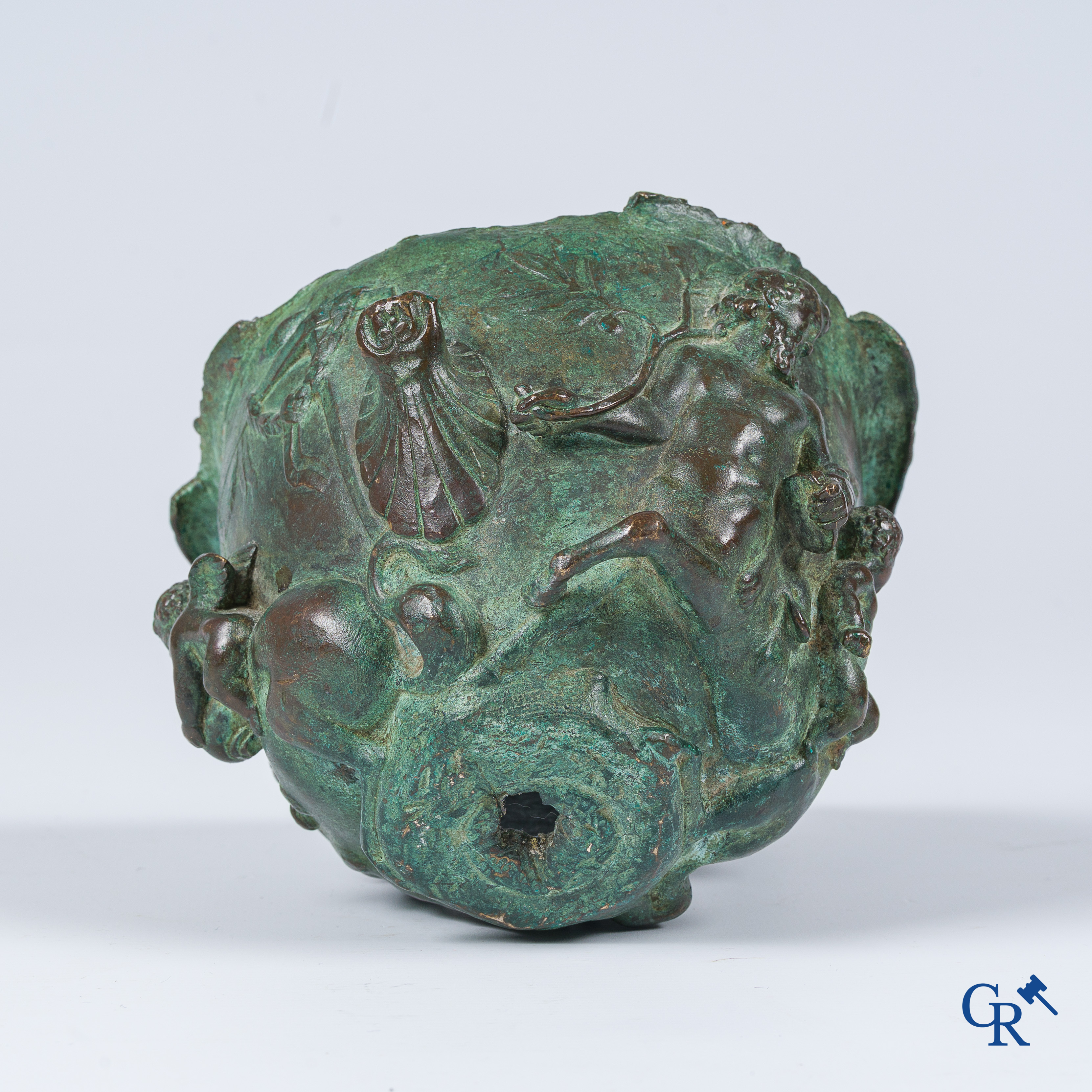 Bronzen wijnbeker naar een antiek Romeins of Grieks voorbeeld. De god Eros met de centauren. 18e-19e eeuw.