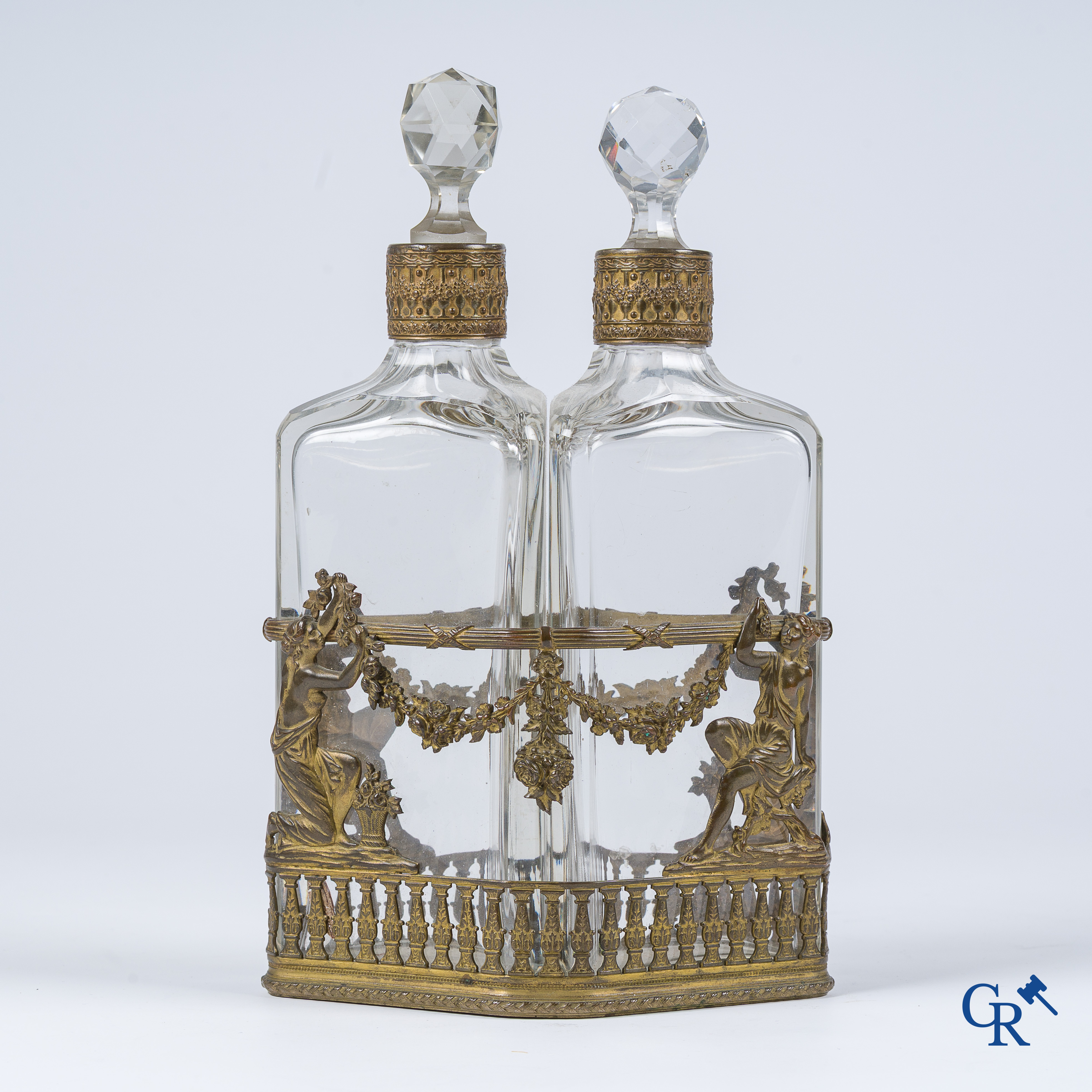 Parfumstel met twee grote flacons van geslepen kristal ingezet in een montuur van verguld brons. Circa 1900.