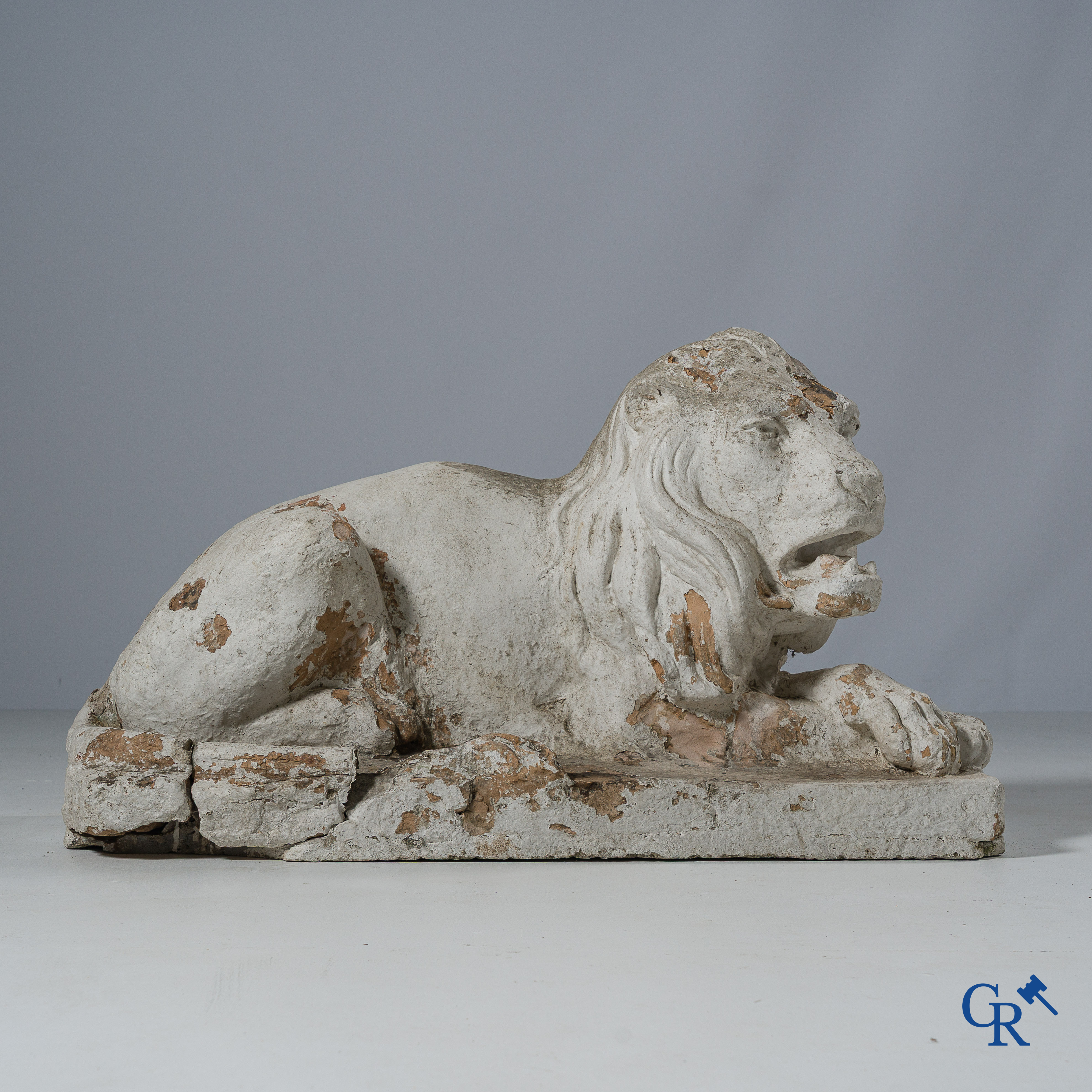 Tuindecoratie. Grote liggende leeuw in beschilderd terra cotta. 18e -19e eeuw.