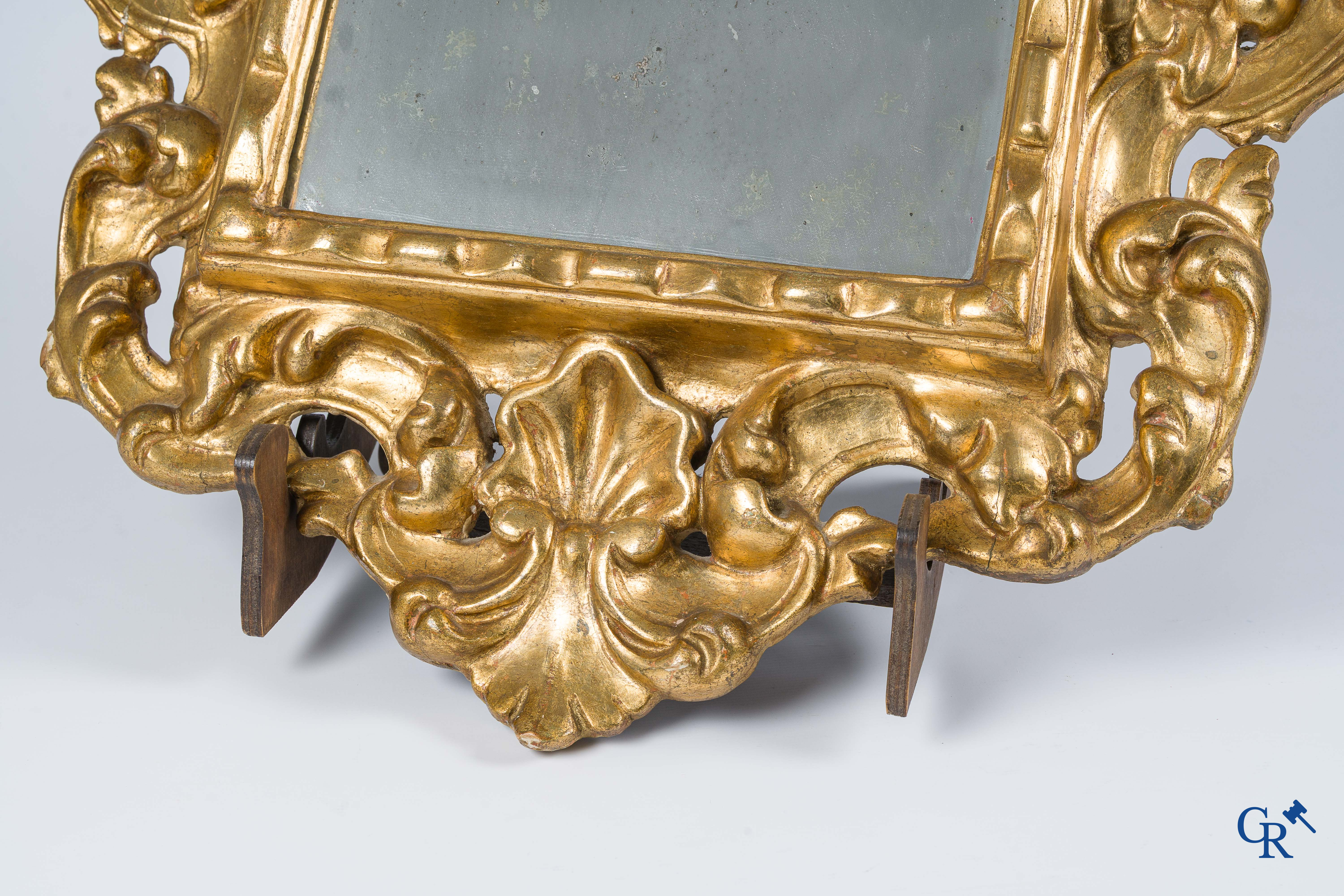 Hout gesculpteerde en vergulde spiegel. Italië, Venetiaans of Florentijns werk. 19e eeuw.