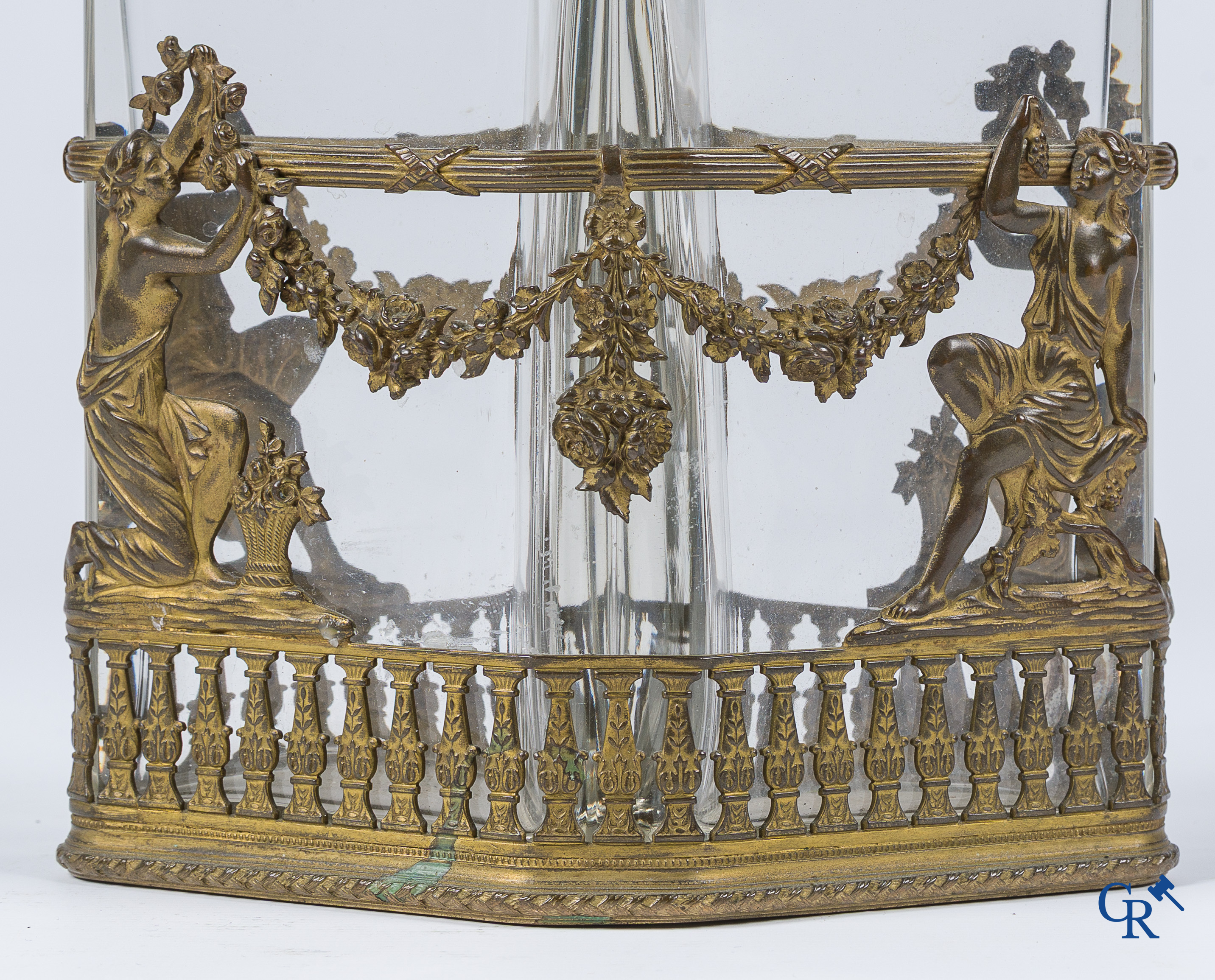 Parfumstel met twee grote flacons van geslepen kristal ingezet in een montuur van verguld brons. Circa 1900.