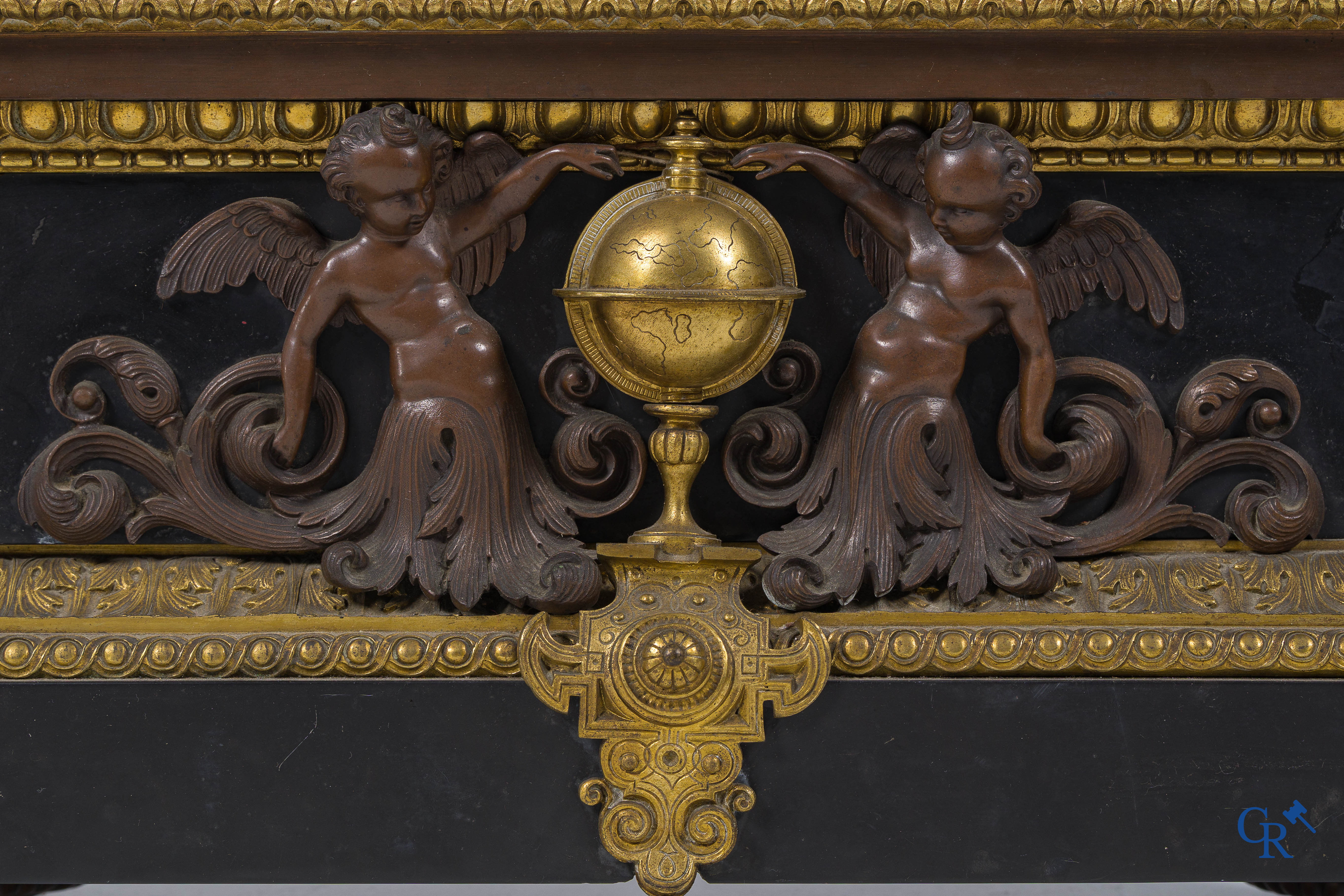 Trossaert Roelants & Cie. Imposante pendule in marmer en brons met voorstelling van Mercator. 19e eeuw.