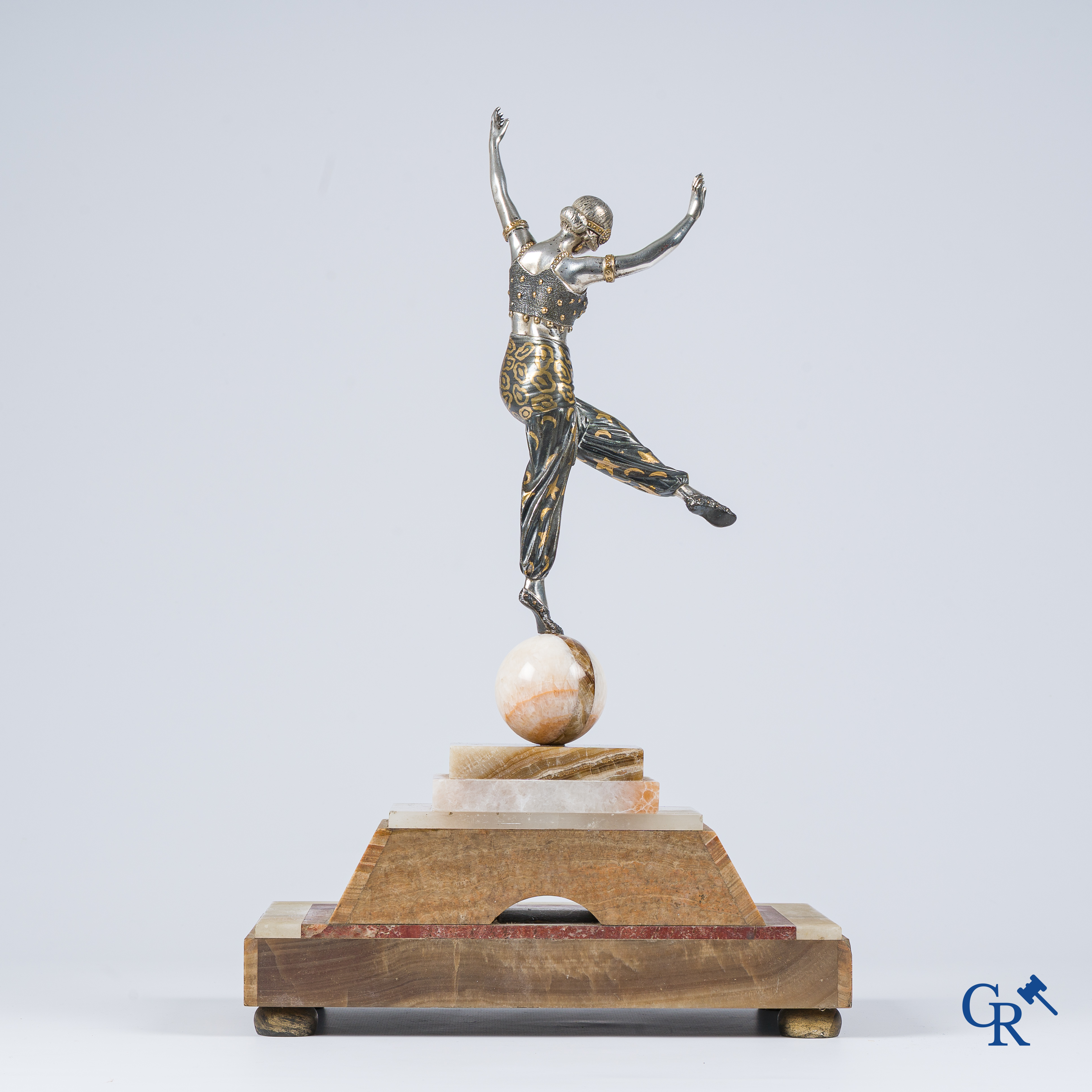 Art Deco. Oriëntaalse danseres in verzilverd en gepatineerd brons in damas. Sokkel in marmer en onix. Circa 1925.